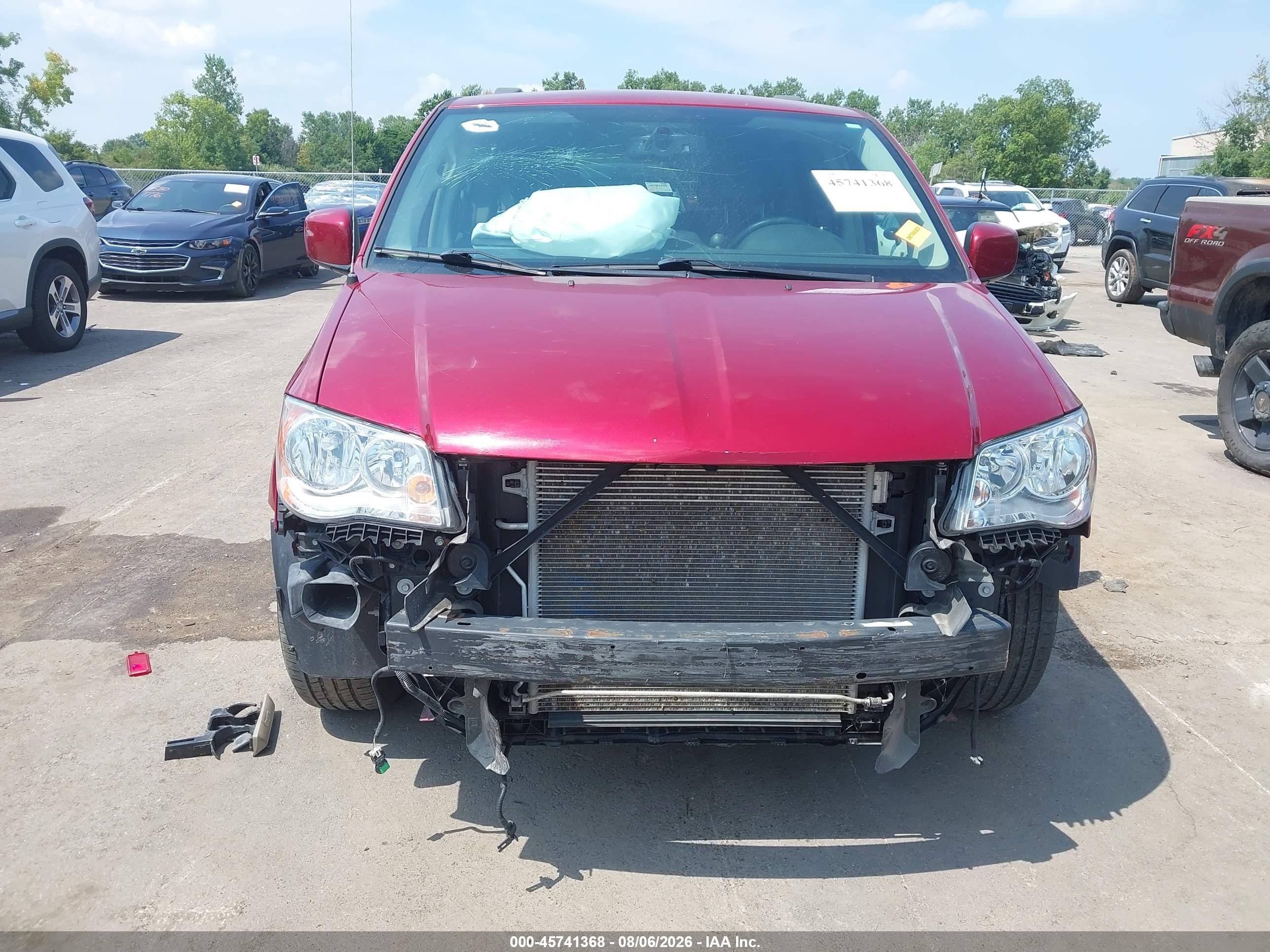 2015 Chrysler Town & Country Touring Red vin: 2C4RC1BG2FR571048