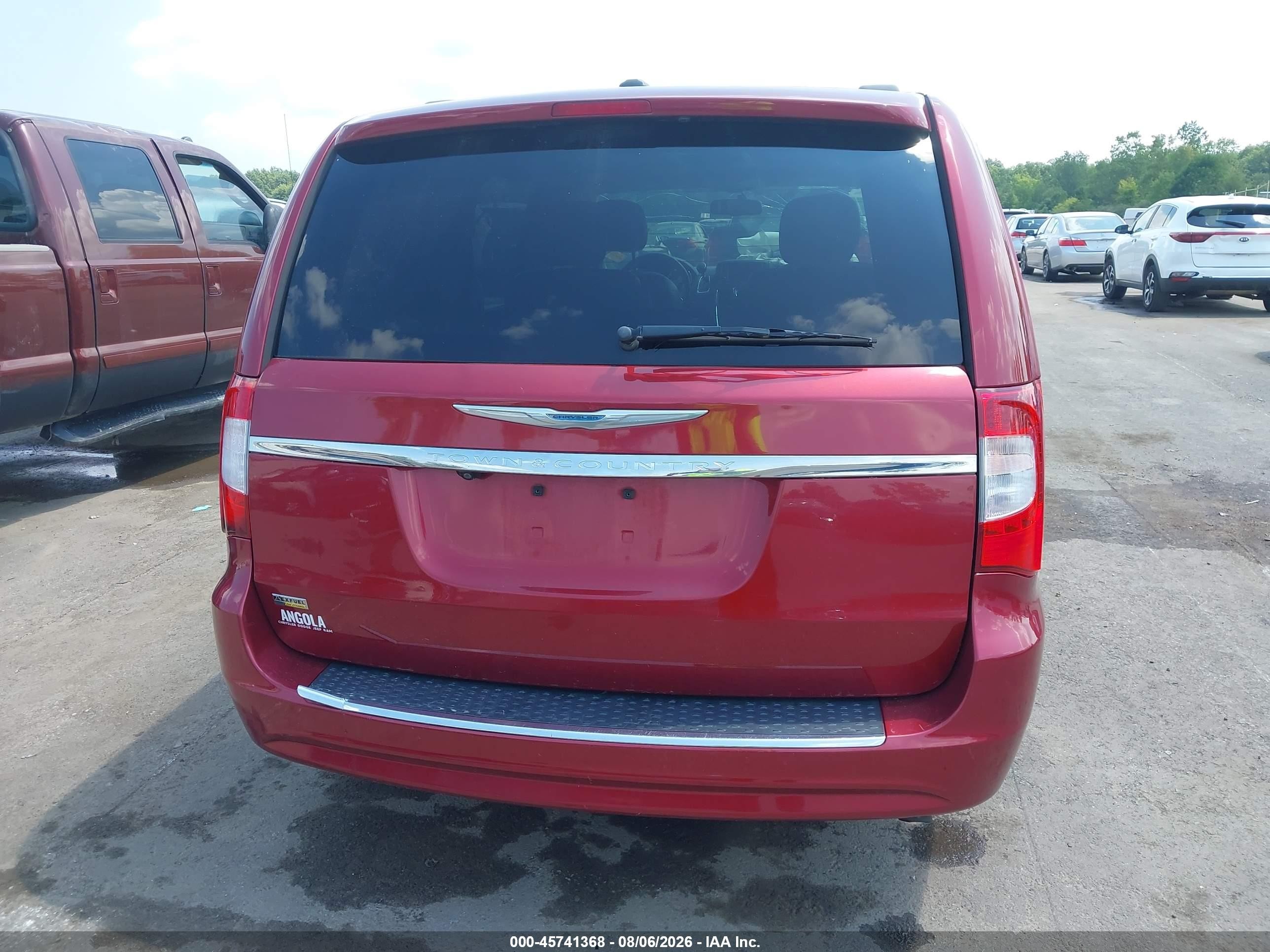 2015 Chrysler Town & Country Touring Red vin: 2C4RC1BG2FR571048