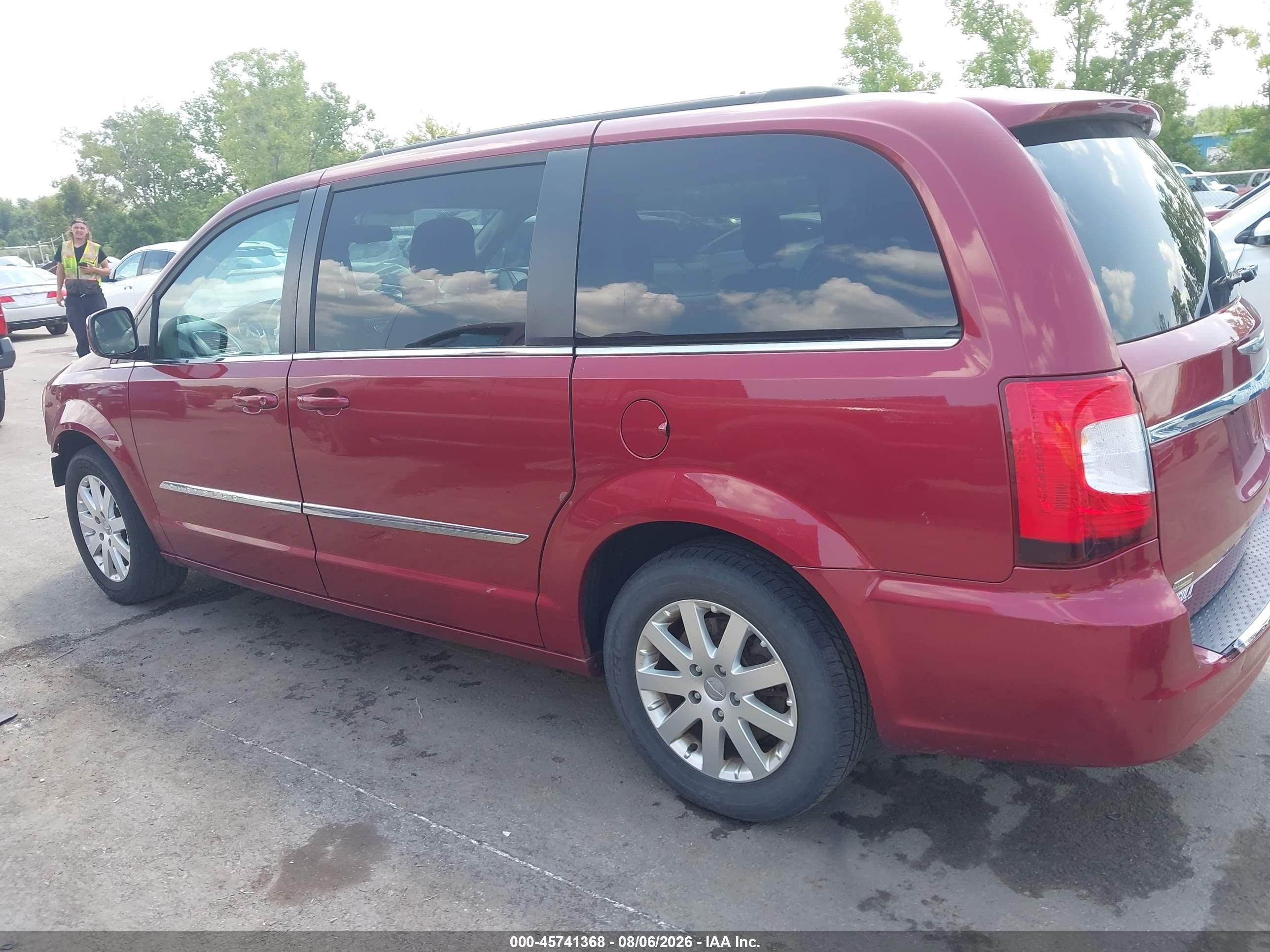 2015 Chrysler Town & Country Touring Red vin: 2C4RC1BG2FR571048