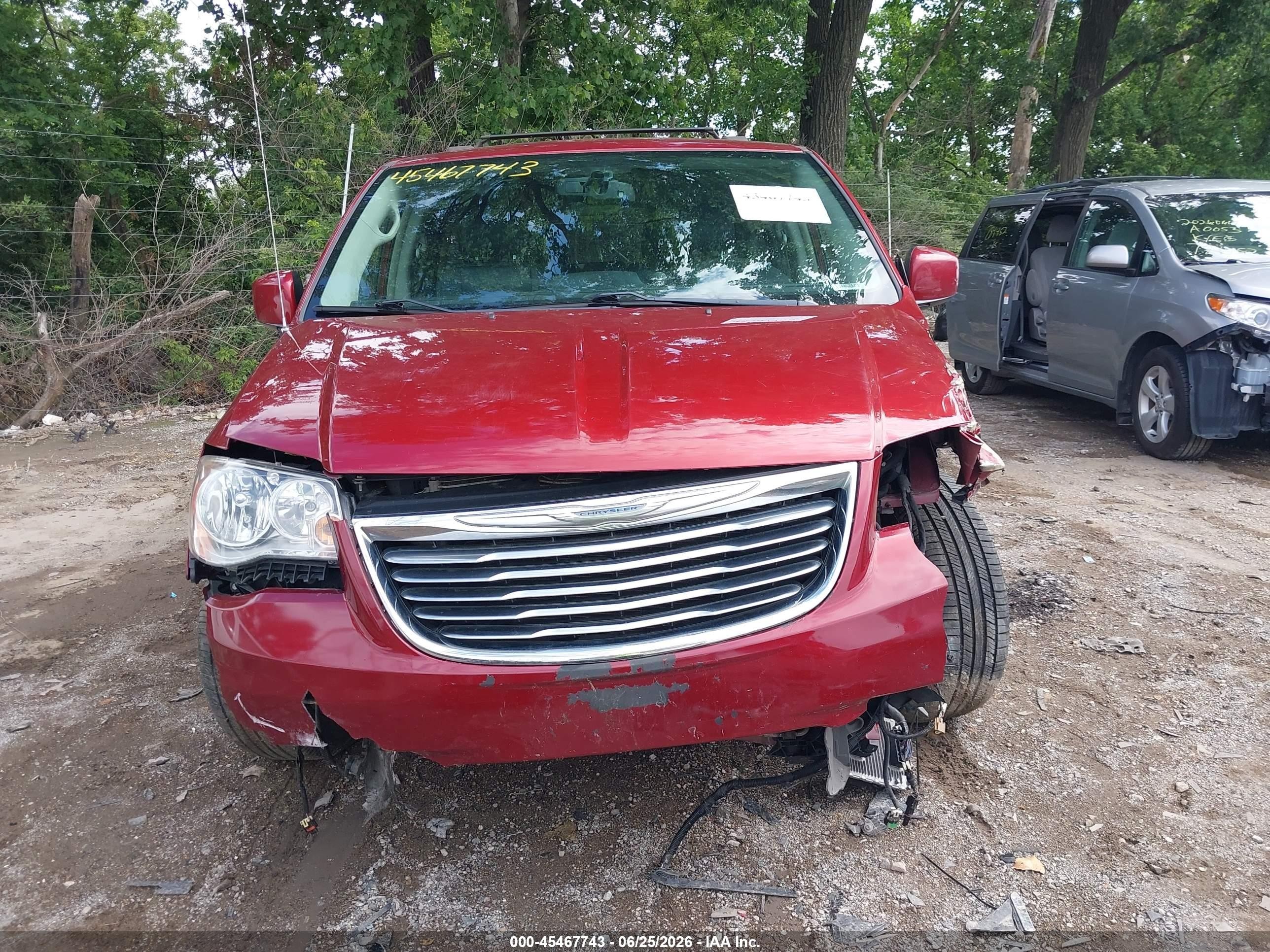 2015 Chrysler Town & Country Touring Maroon vin: 2C4RC1BG2FR730828
