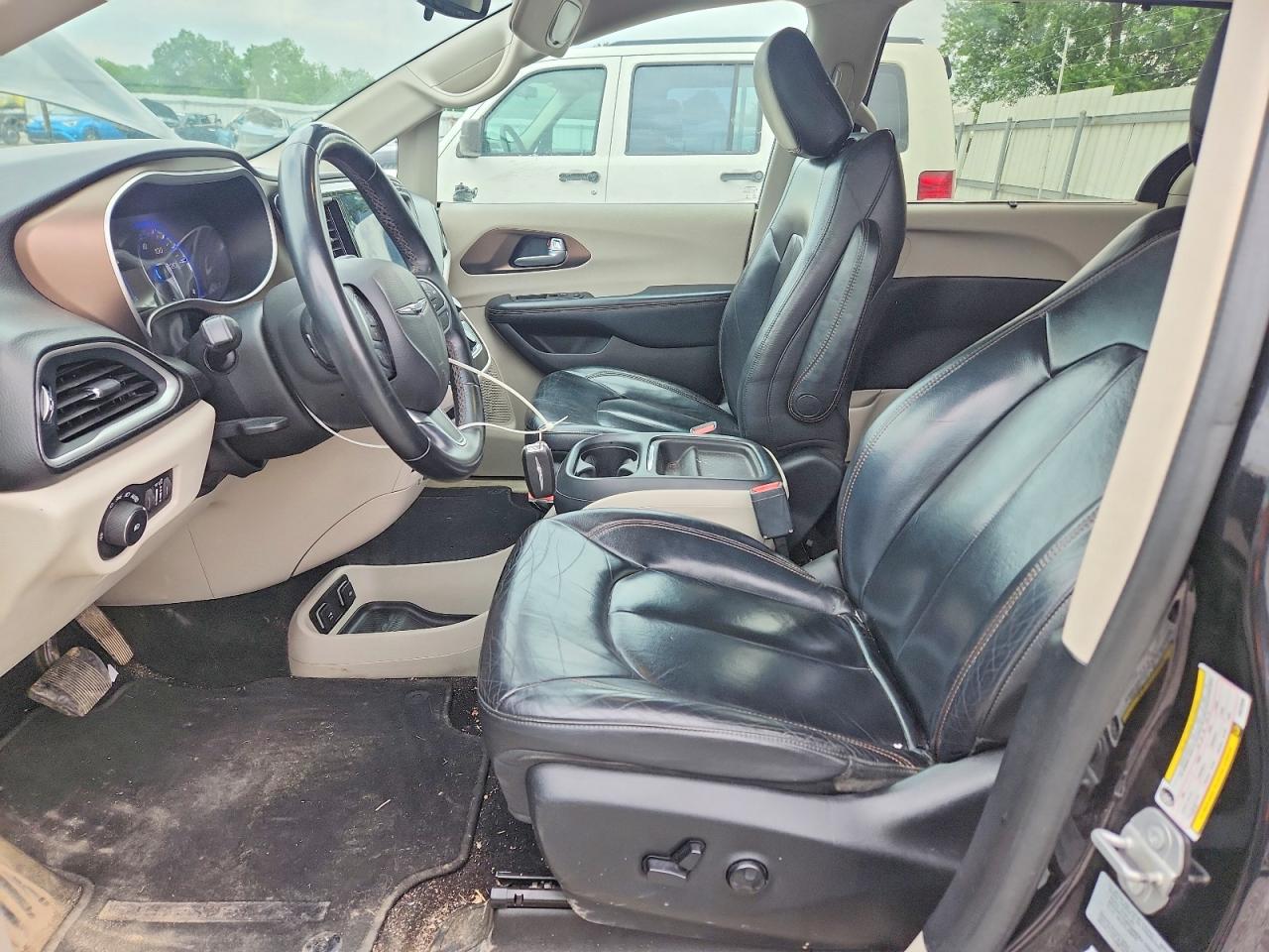 2017 Chrysler Pacifica Touring L Gray vin: 2C4RC1BG2HR578598