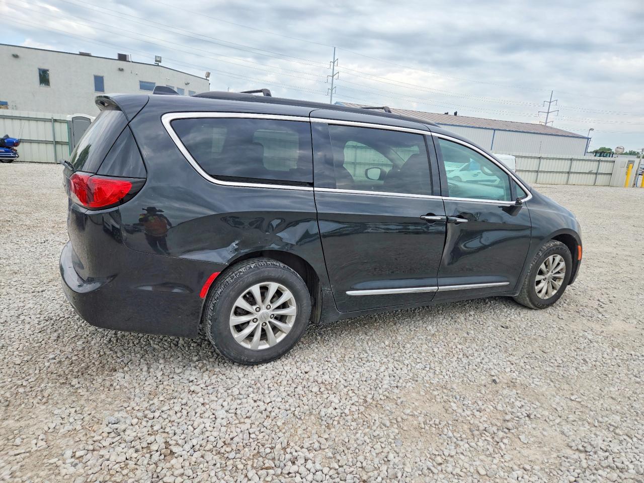 2017 Chrysler Pacifica Touring L Gray vin: 2C4RC1BG2HR578598