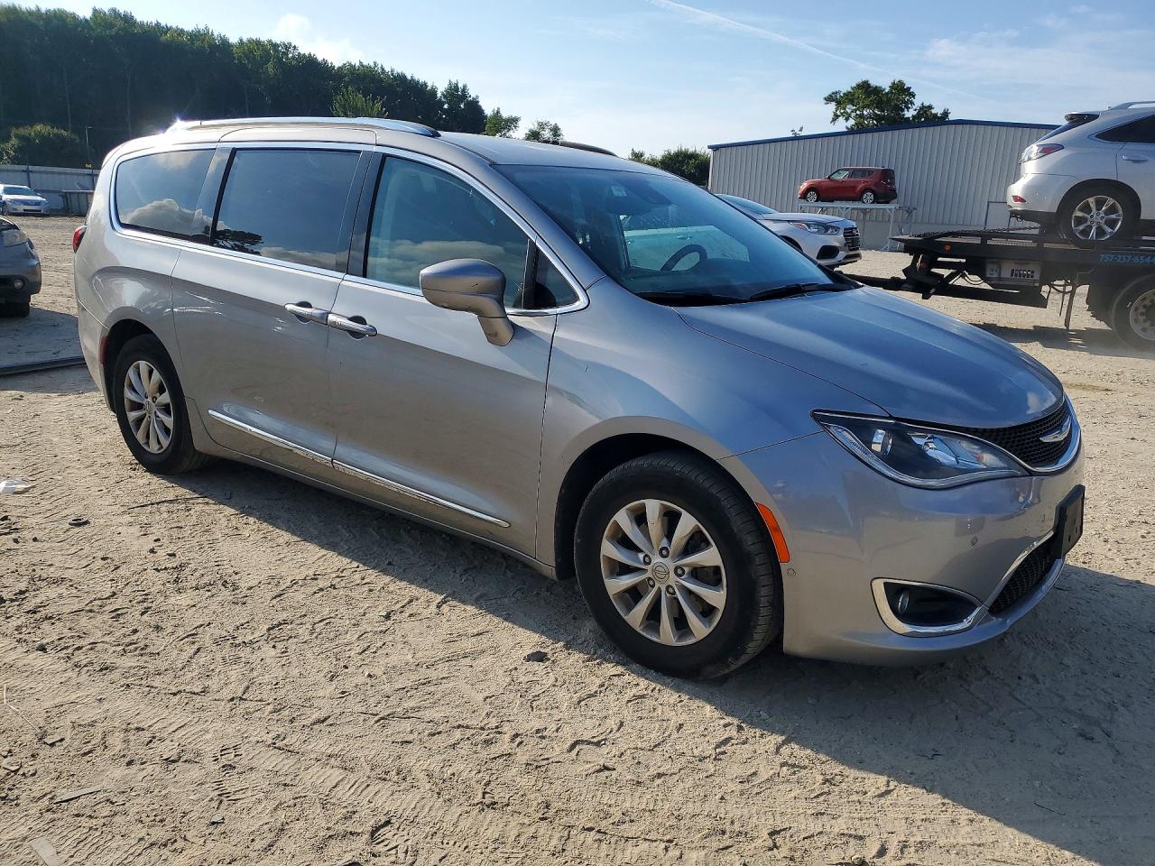 2018 Chrysler Pacifica Touring L Серебряный vin: 2C4RC1BG2JR112255