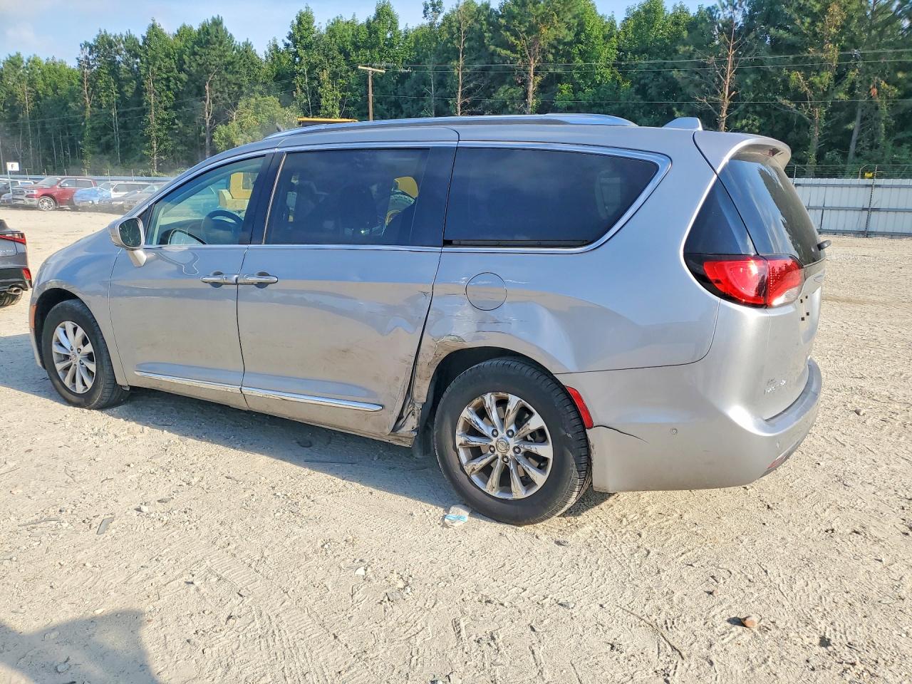 2018 Chrysler Pacifica Touring L Серебряный vin: 2C4RC1BG2JR112255