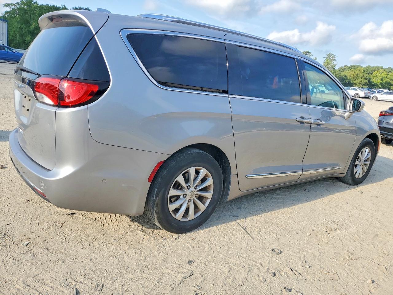 2018 Chrysler Pacifica Touring L Серебряный vin: 2C4RC1BG2JR112255