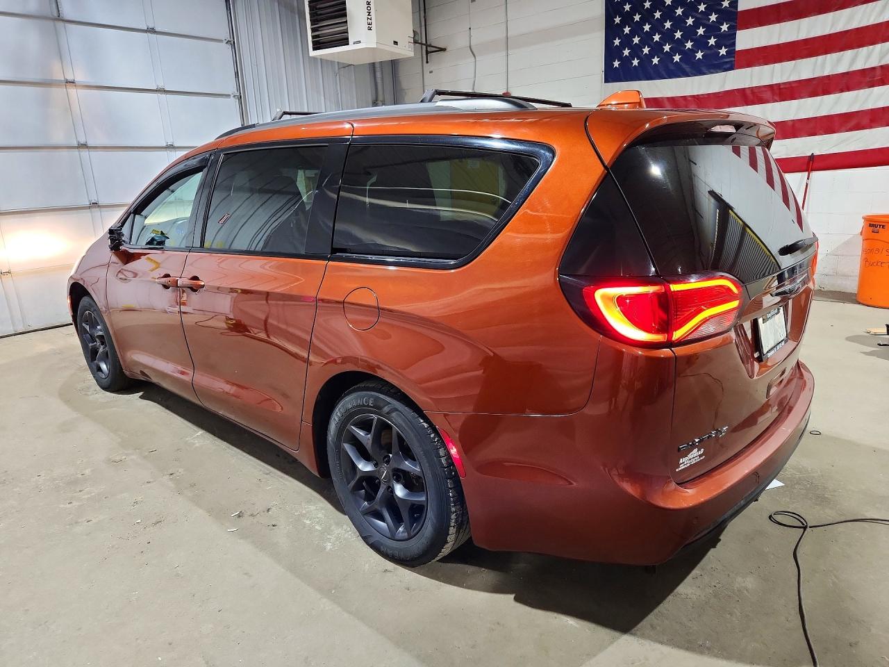 2018 Chrysler Pacifica Touring L Orange vin: 2C4RC1BG2JR331216