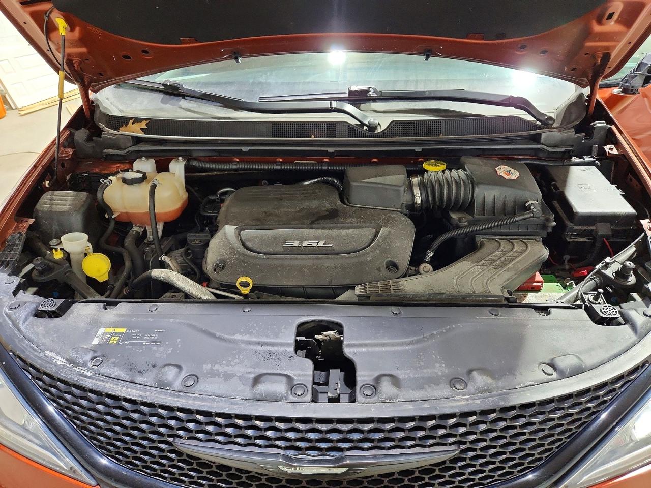 2018 Chrysler Pacifica Touring L Orange vin: 2C4RC1BG2JR331216