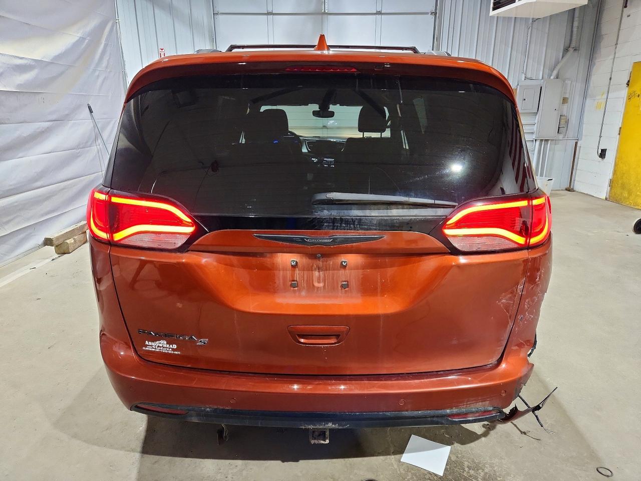 2018 Chrysler Pacifica Touring L Orange vin: 2C4RC1BG2JR331216