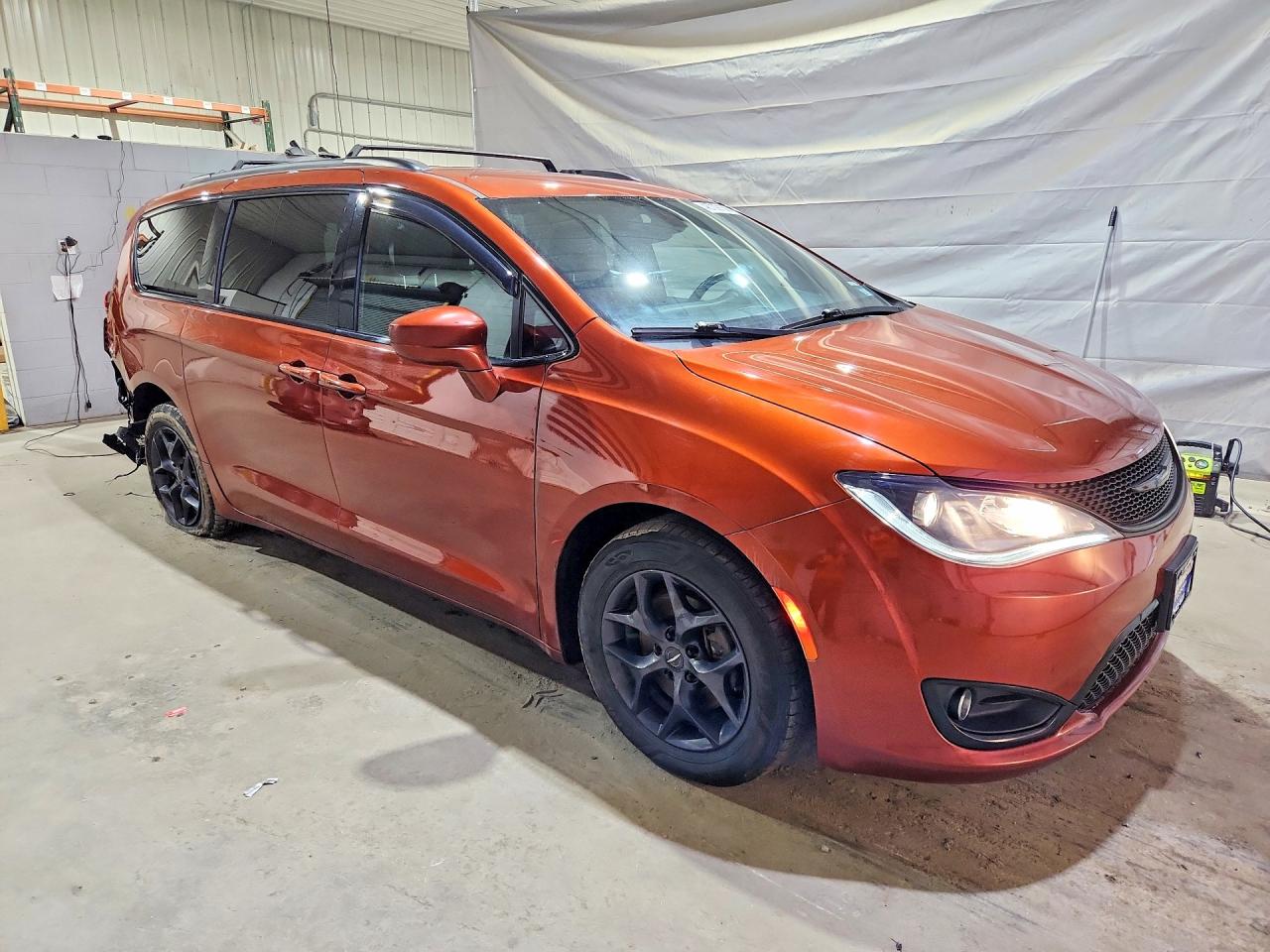 2018 Chrysler Pacifica Touring L Orange vin: 2C4RC1BG2JR331216