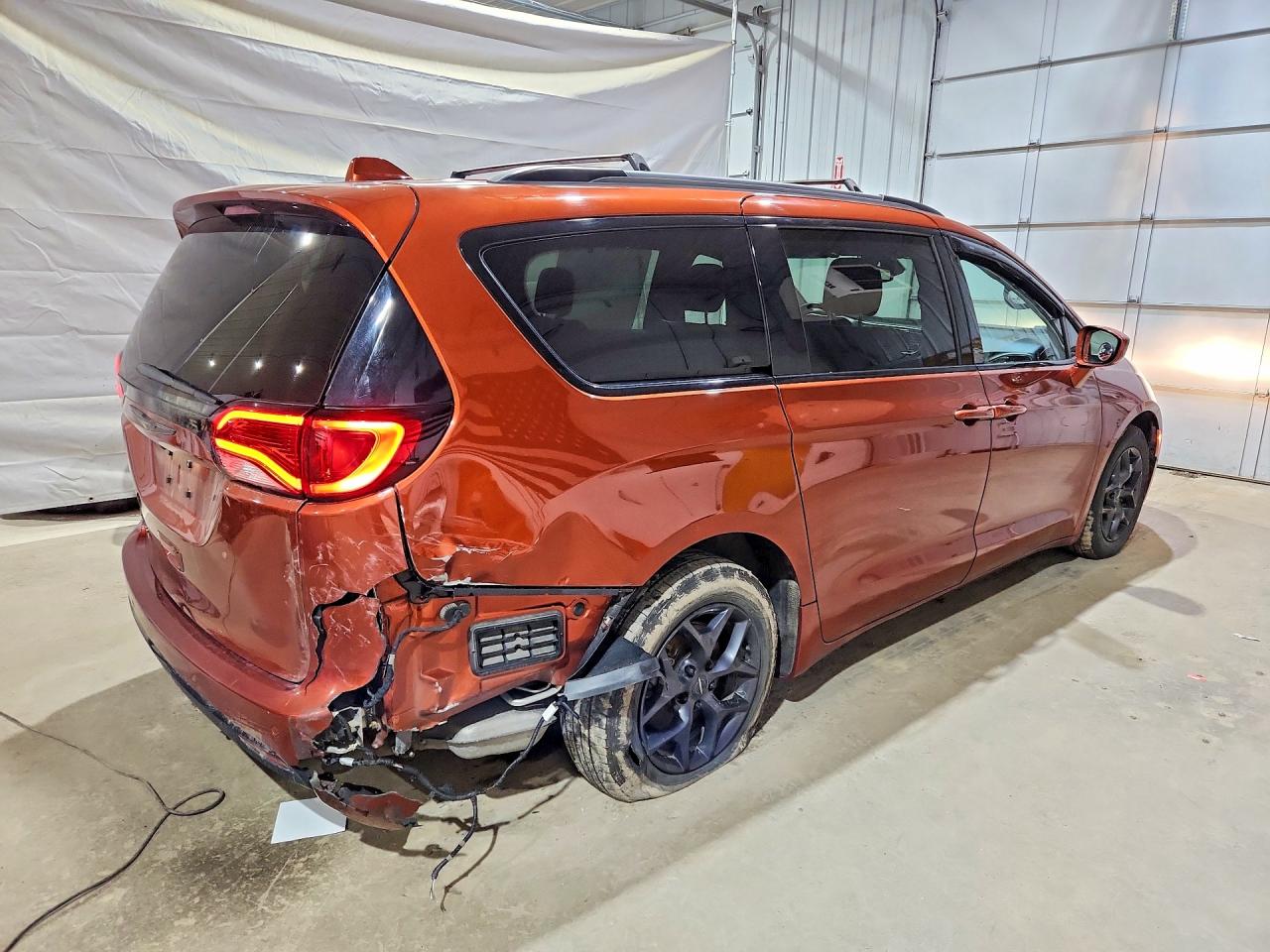 2018 Chrysler Pacifica Touring L Orange vin: 2C4RC1BG2JR331216