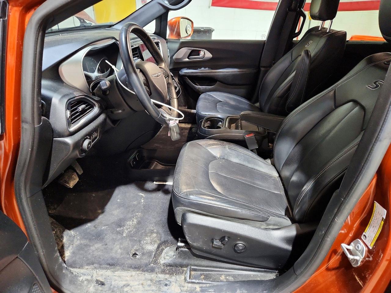 2018 Chrysler Pacifica Touring L Orange vin: 2C4RC1BG2JR331216