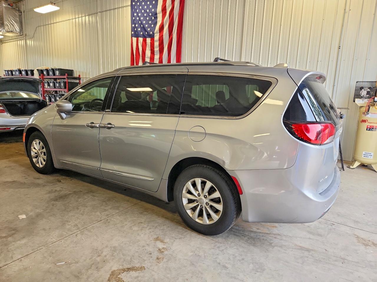 2019 Chrysler Pacifica Touring L Серебряный vin: 2C4RC1BG2KR539825
