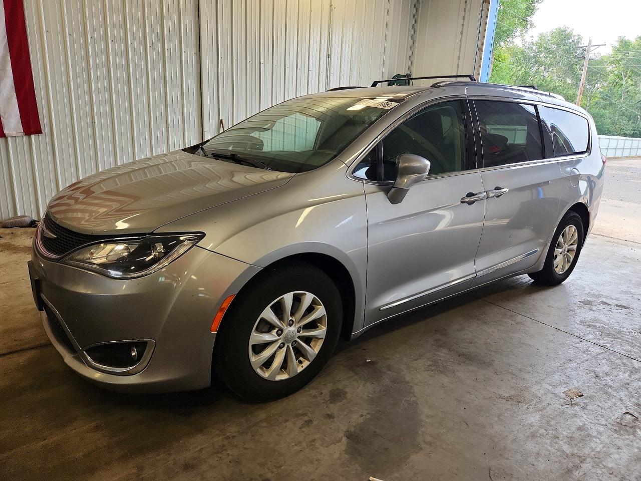 2019 Chrysler Pacifica Touring L Серебряный vin: 2C4RC1BG2KR539825