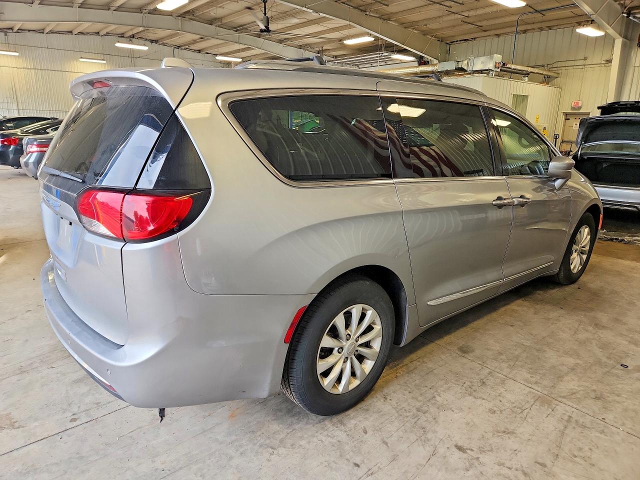 2019 Chrysler Pacifica Touring L Серебряный vin: 2C4RC1BG2KR539825
