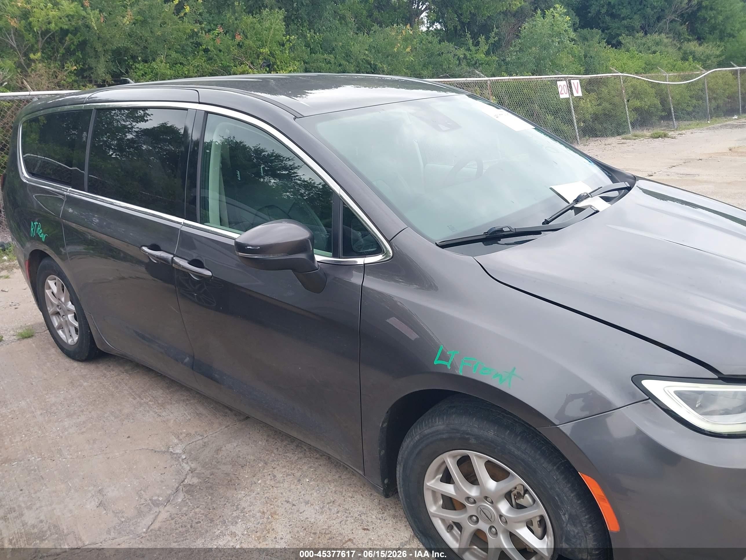 2023 Chrysler Pacifica Touring L Gray vin: 2C4RC1BG2PR559774