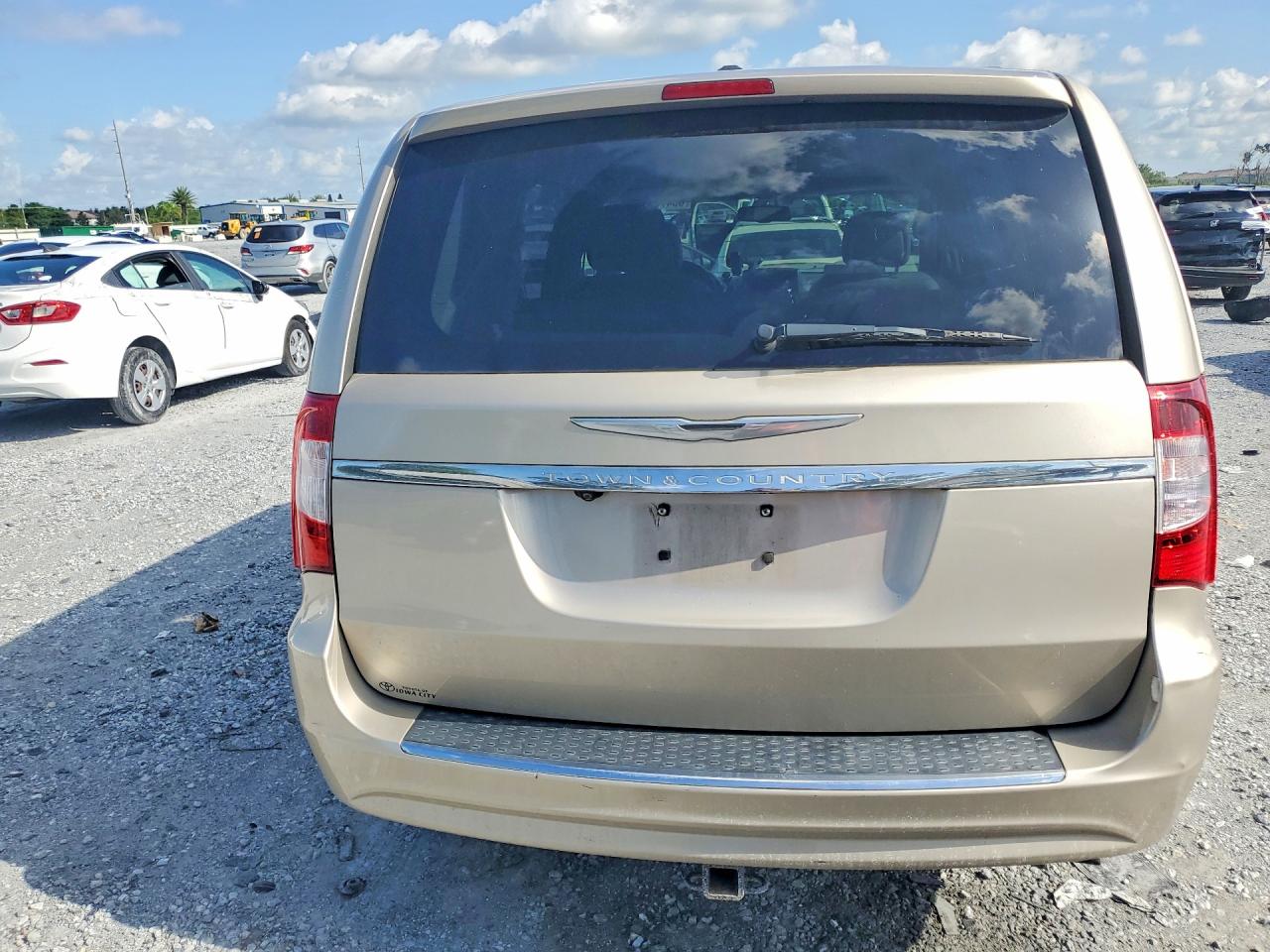 2013 Chrysler Town & Country Touring Золотой vin: 2C4RC1BG3DR566017