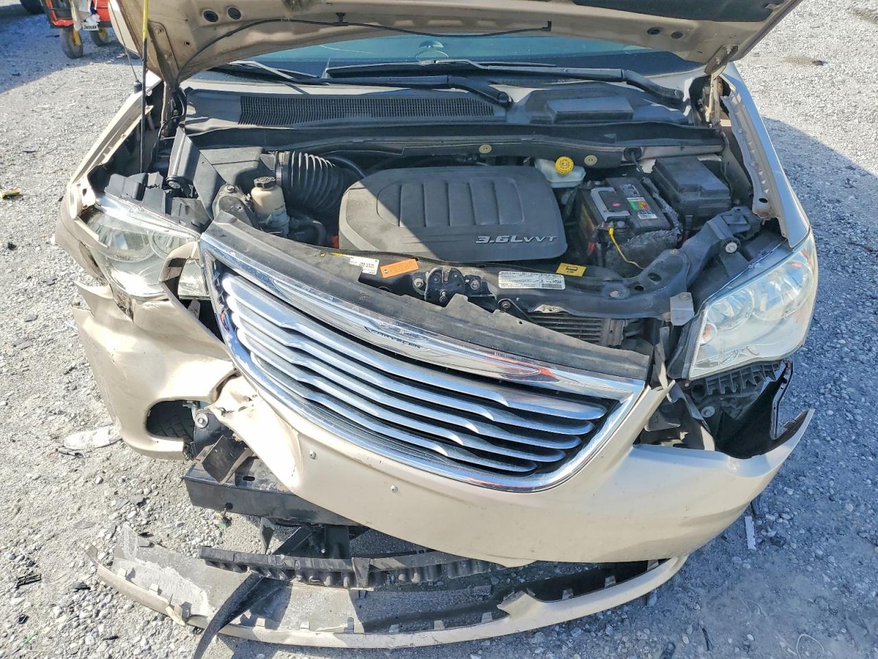 2013 Chrysler Town & Country Touring Золотой vin: 2C4RC1BG3DR566017