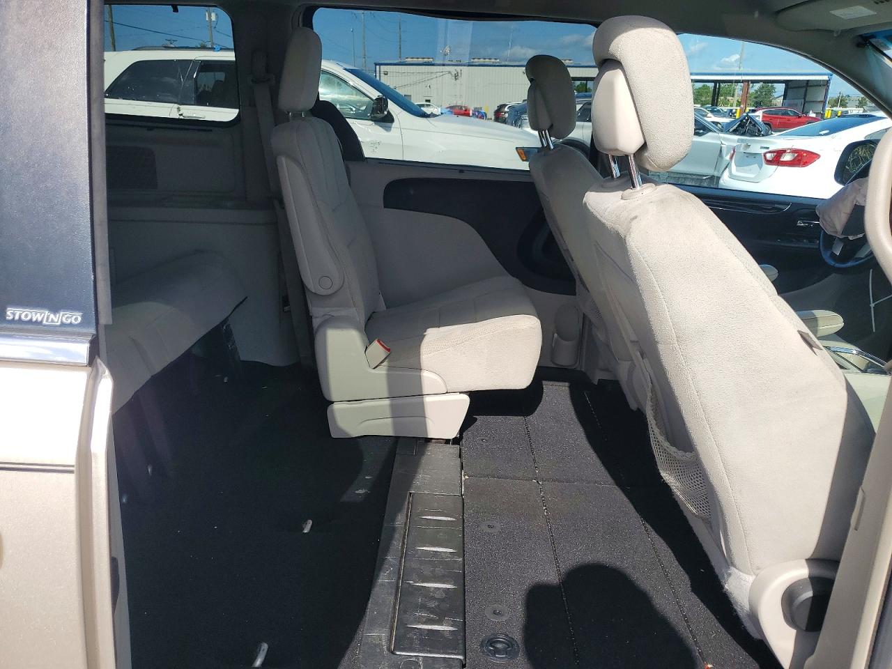 2013 Chrysler Town & Country Touring Золотой vin: 2C4RC1BG3DR566017