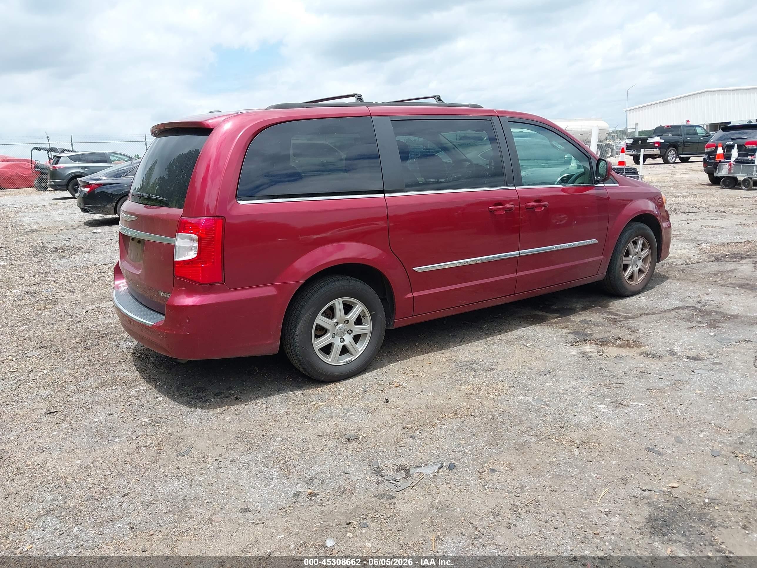 2013 Chrysler Town & Country Touring Red vin: 2C4RC1BG3DR656963