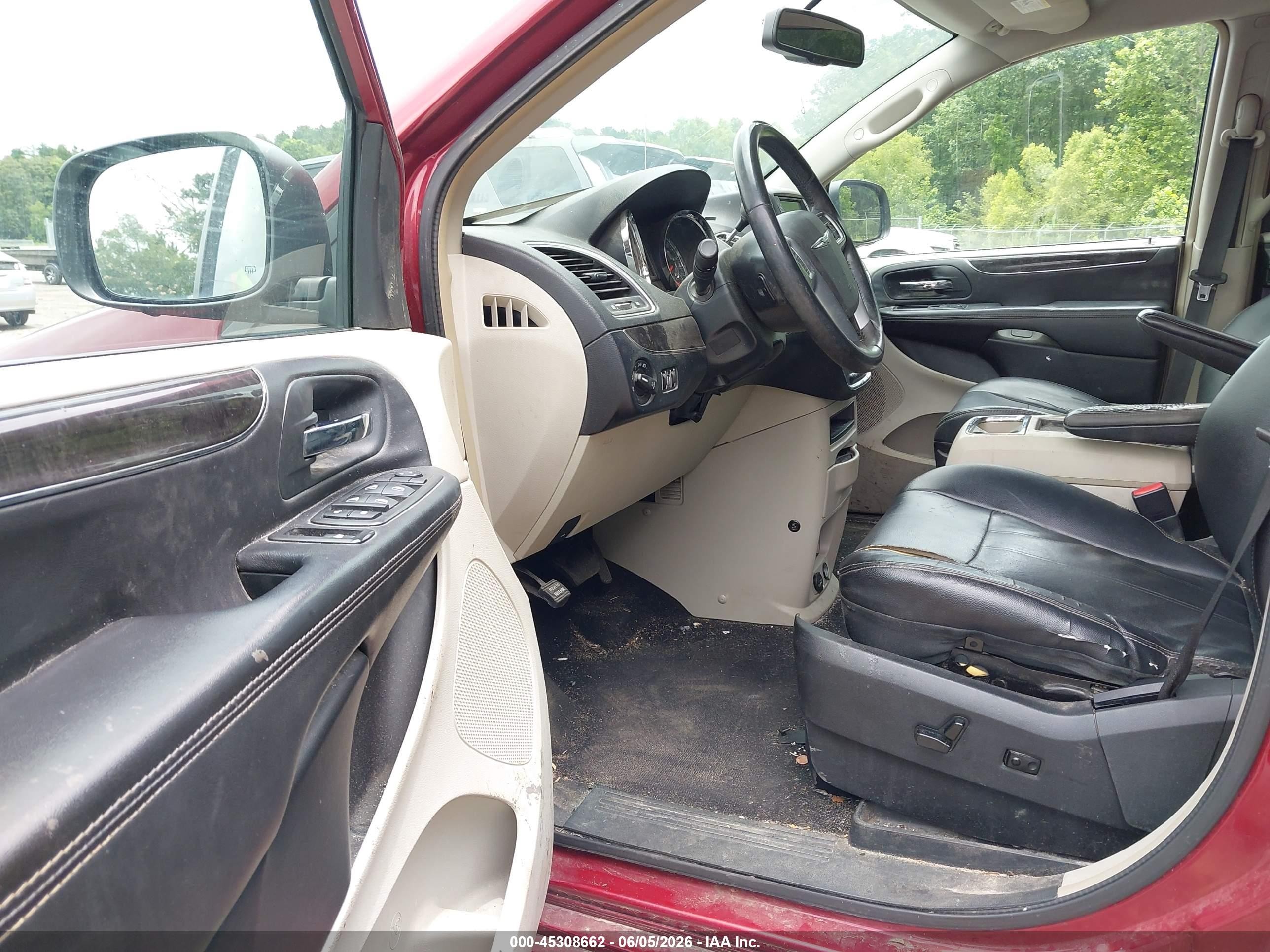 2013 Chrysler Town & Country Touring Red vin: 2C4RC1BG3DR656963