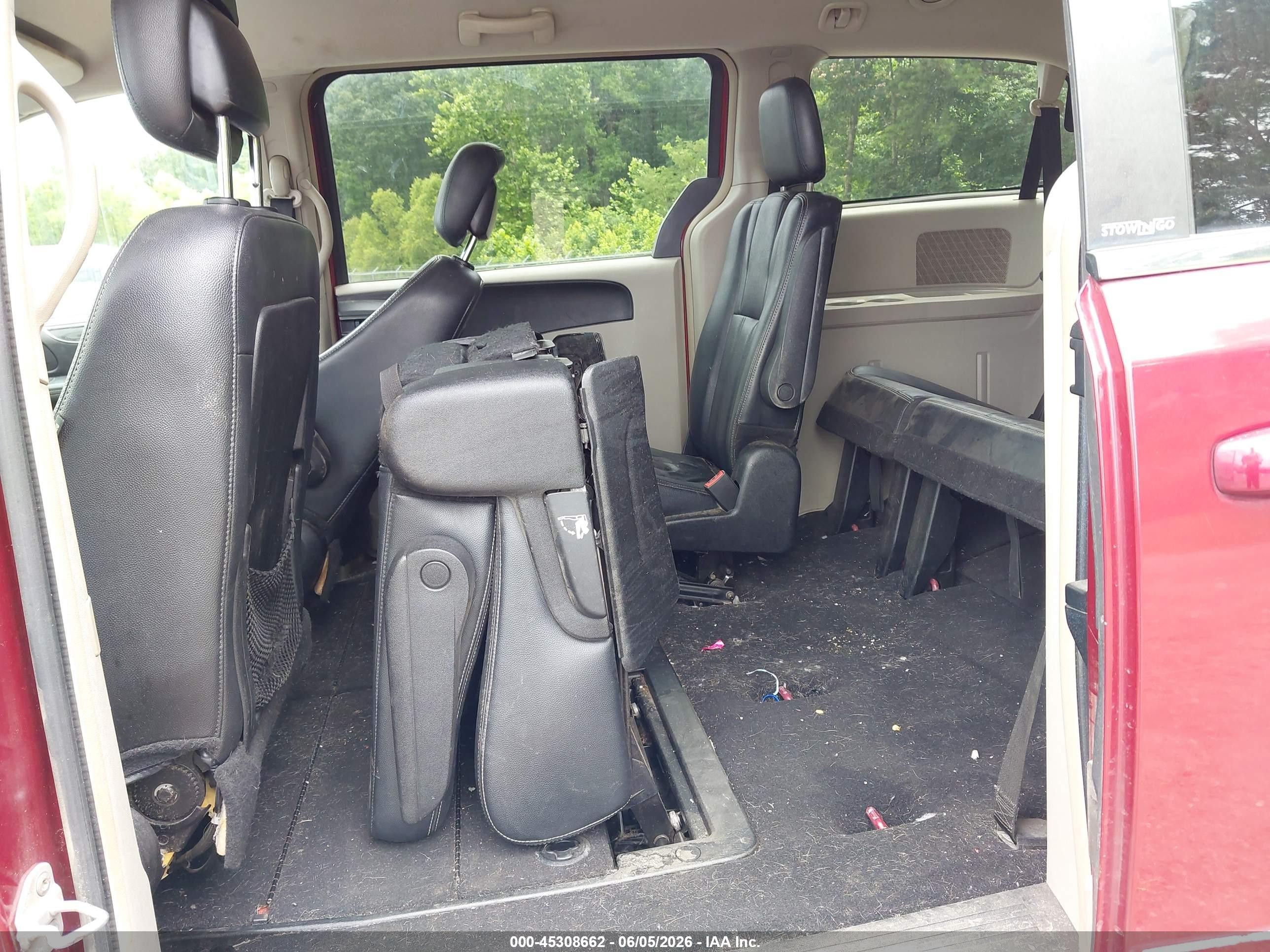 2013 Chrysler Town & Country Touring Red vin: 2C4RC1BG3DR656963