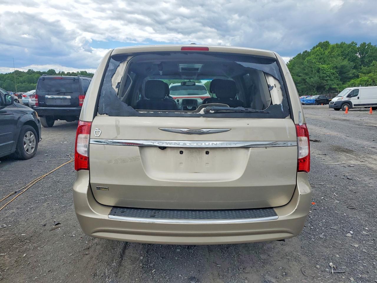 2013 Chrysler Town & Country Touring Beige vin: 2C4RC1BG3DR689946