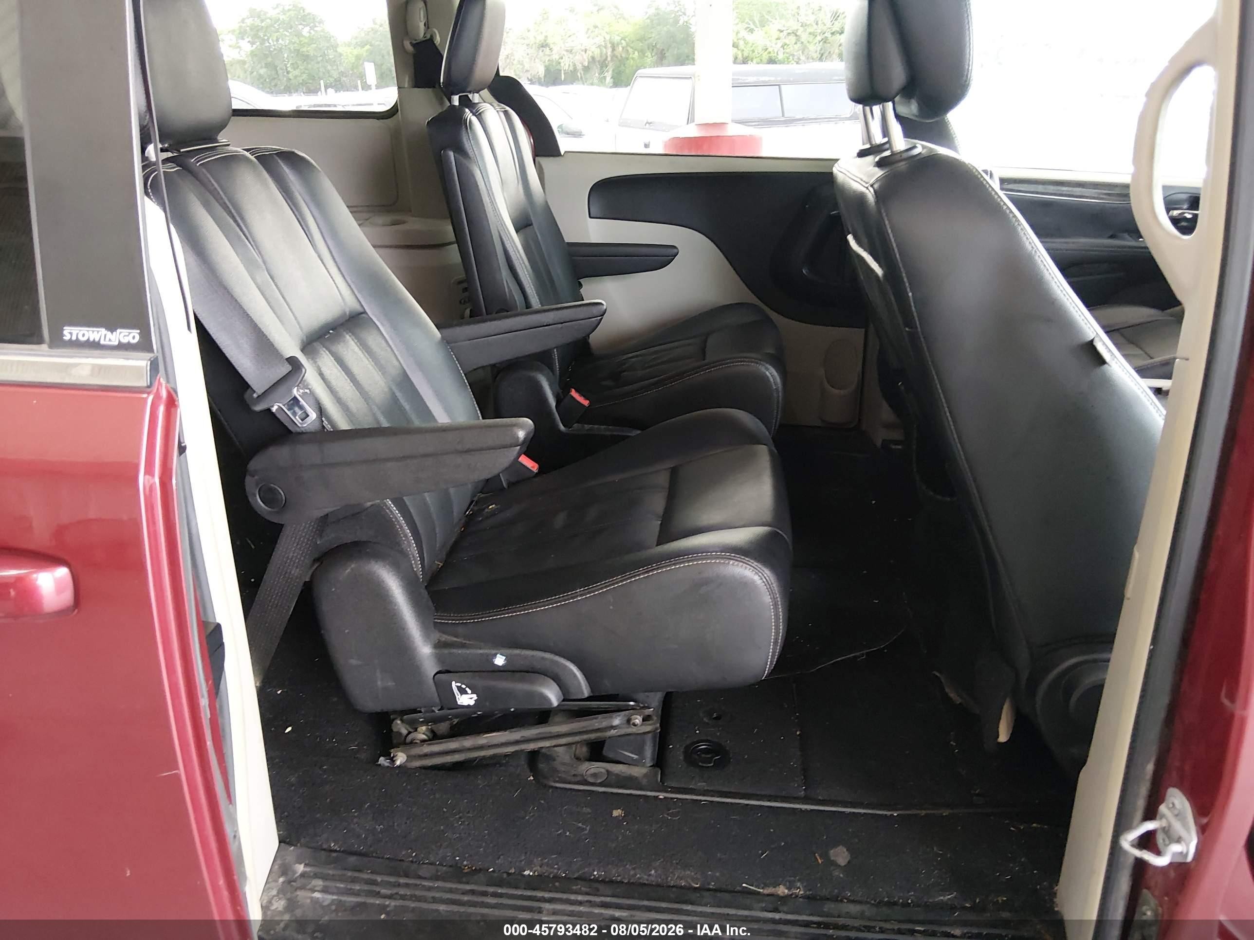 2014 Chrysler Town & Country Touring Burgundy vin: 2C4RC1BG3ER203640