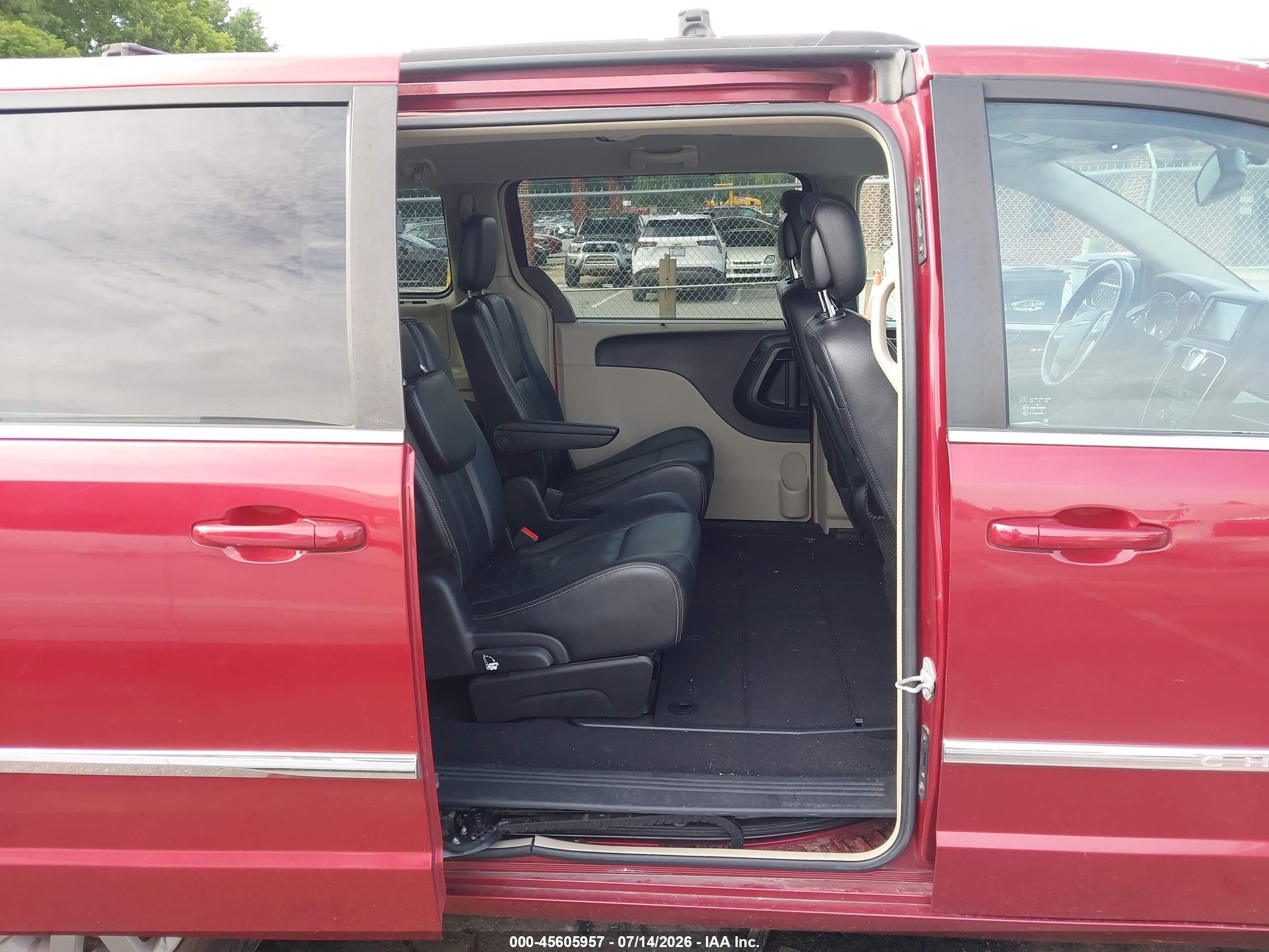 2014 Chrysler Town & Country Touring Burgundy vin: 2C4RC1BG3ER251607