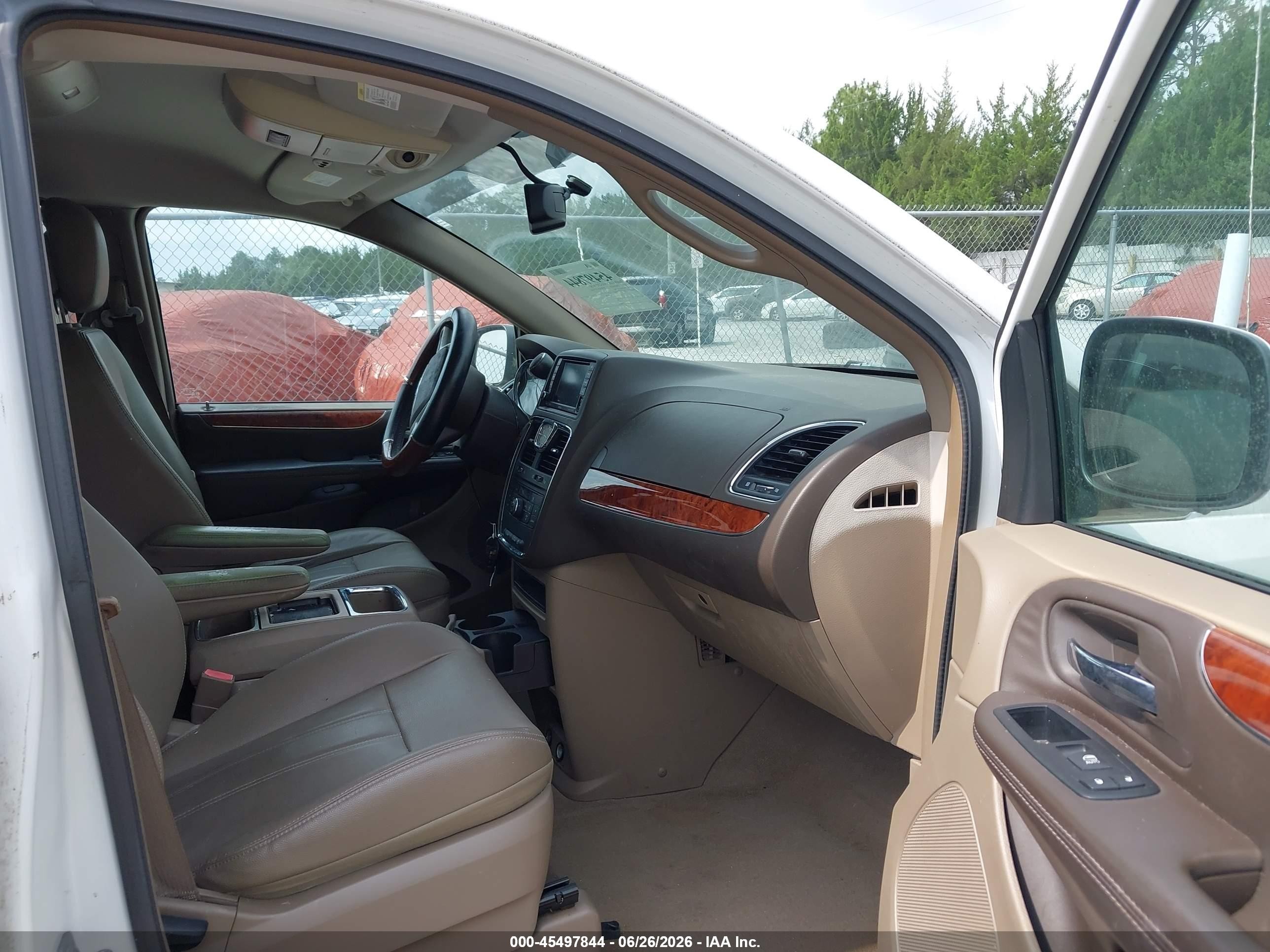 2014 Chrysler Town & Country Touring White vin: 2C4RC1BG3ER317508