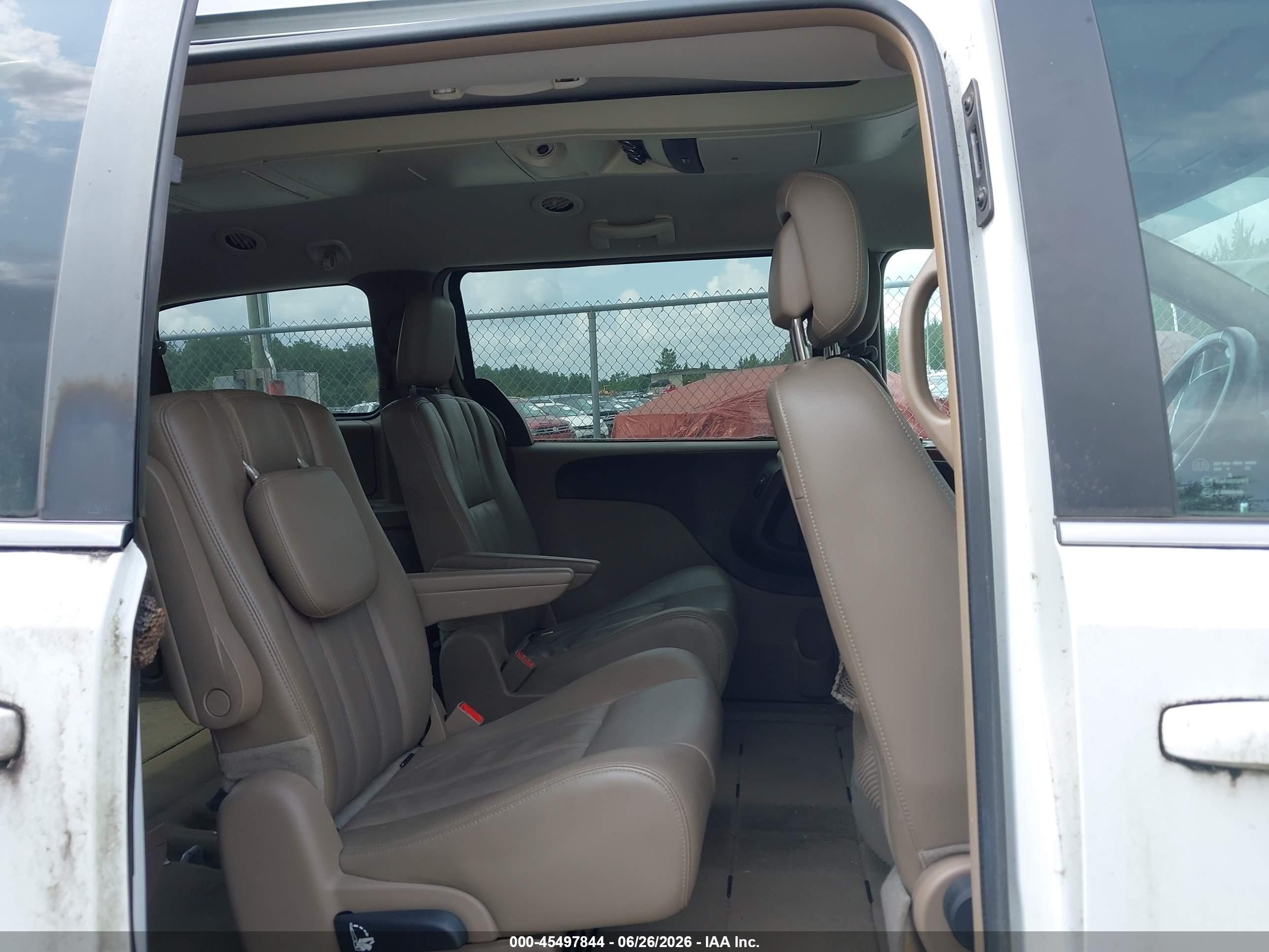 2014 Chrysler Town & Country Touring White vin: 2C4RC1BG3ER317508
