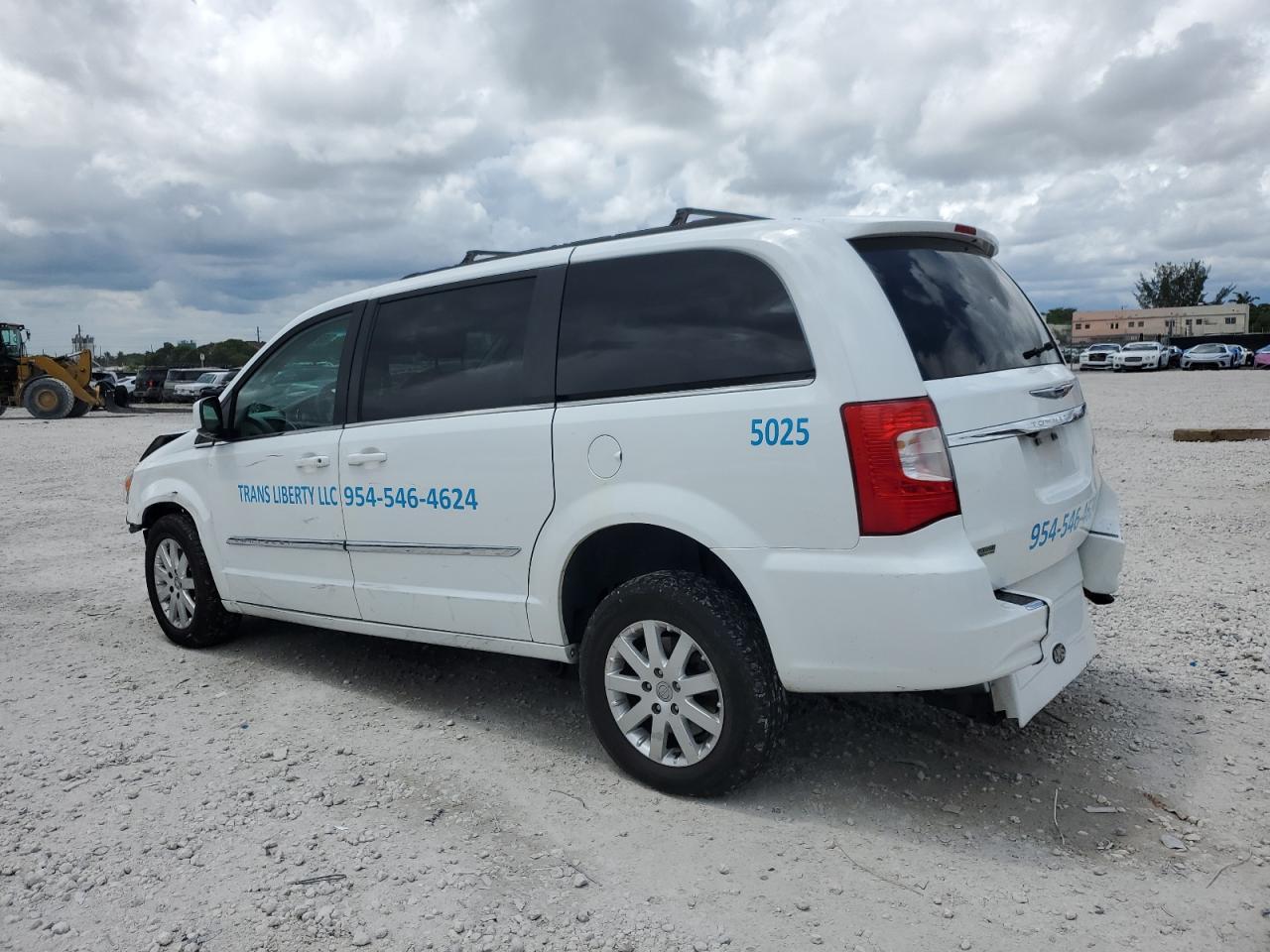 2014 Chrysler Town & Country Touring White vin: 2C4RC1BG3ER436708