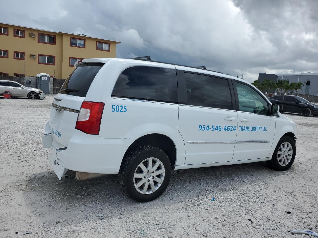 2014 Chrysler Town & Country Touring White vin: 2C4RC1BG3ER436708