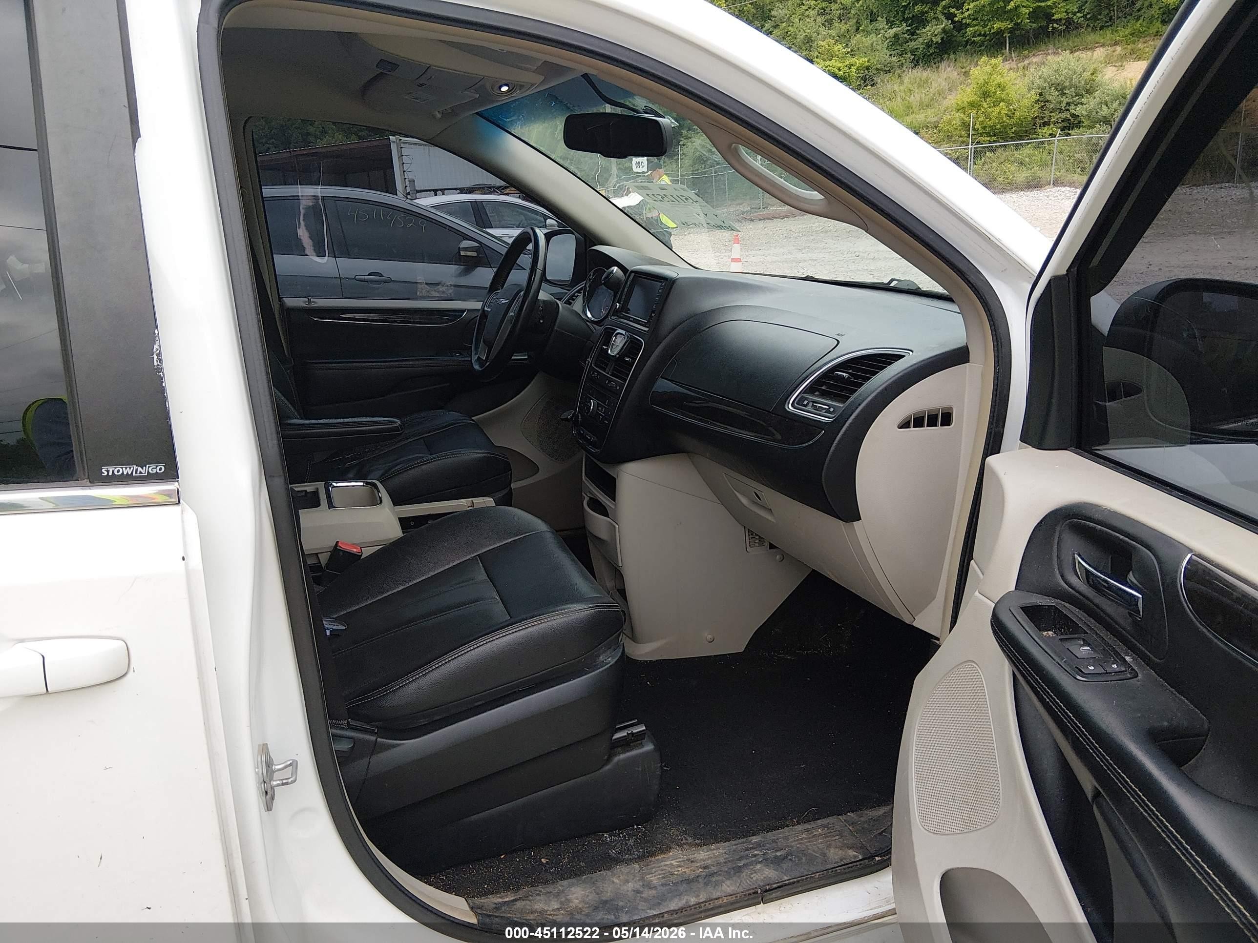 2014 Chrysler Town & Country Touring White vin: 2C4RC1BG3ER438300