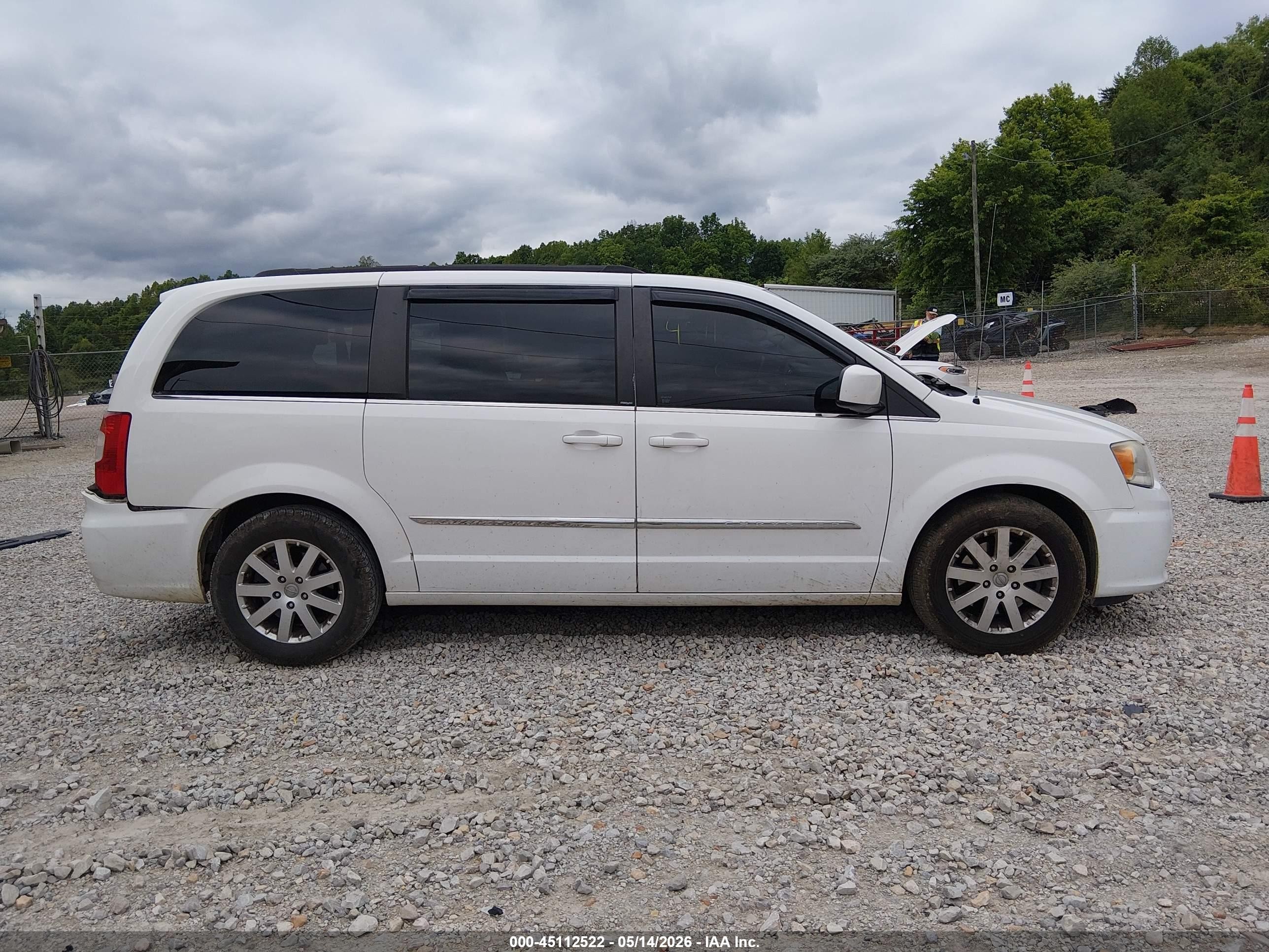 2014 Chrysler Town & Country Touring White vin: 2C4RC1BG3ER438300