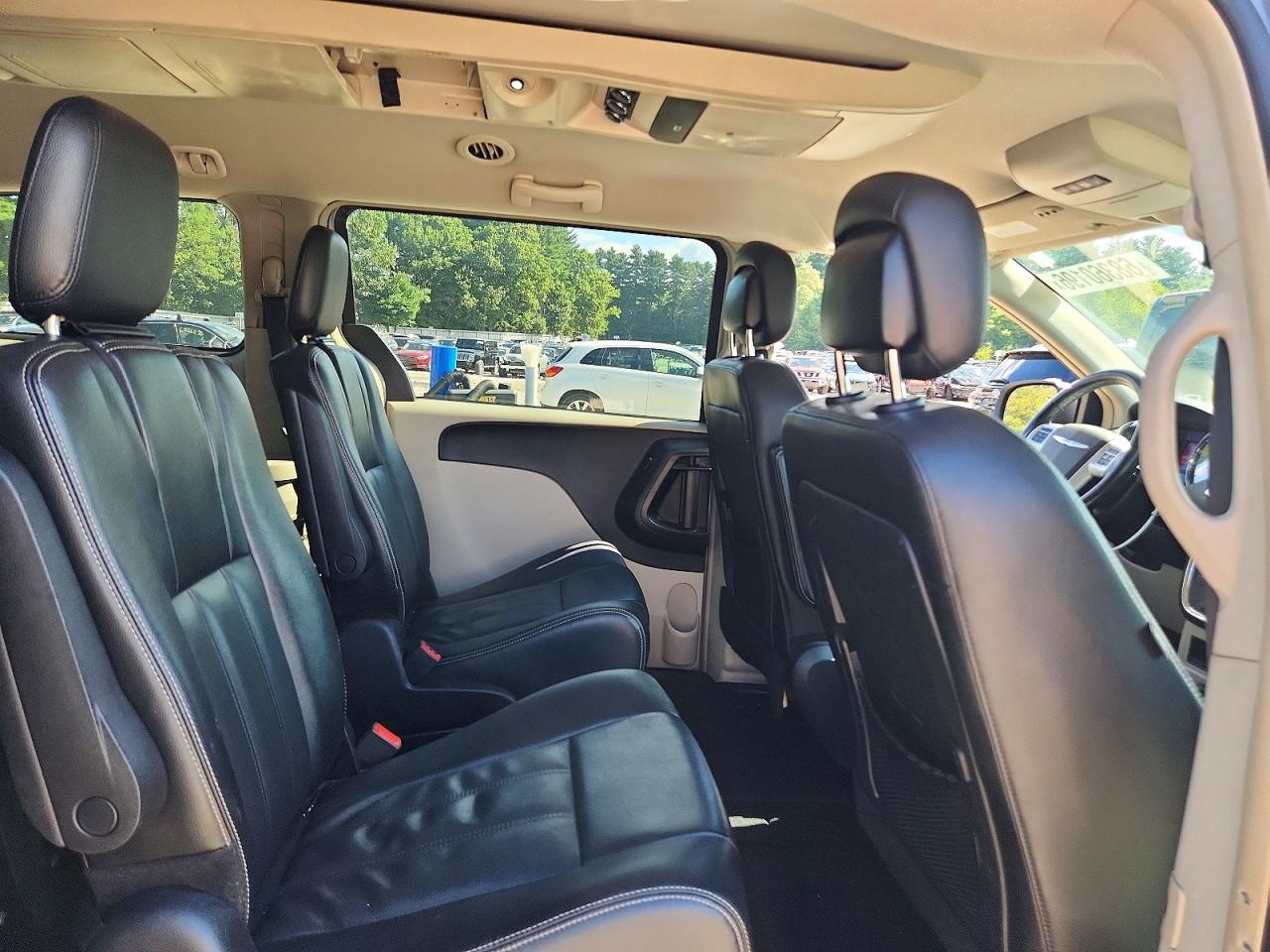 2014 Chrysler Town & Country Touring Silver vin: 2C4RC1BG3ER444534