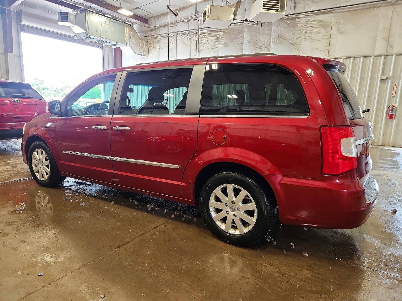 2014 Chrysler Town & Country Touring Red vin: 2C4RC1BG3ER467067