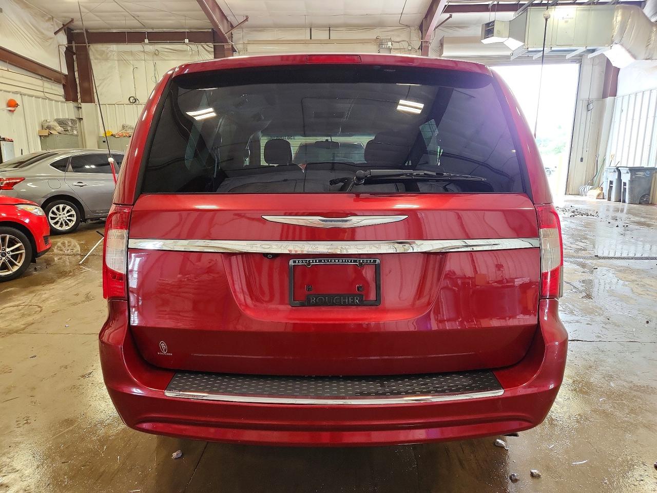 2014 Chrysler Town & Country Touring Red vin: 2C4RC1BG3ER467067