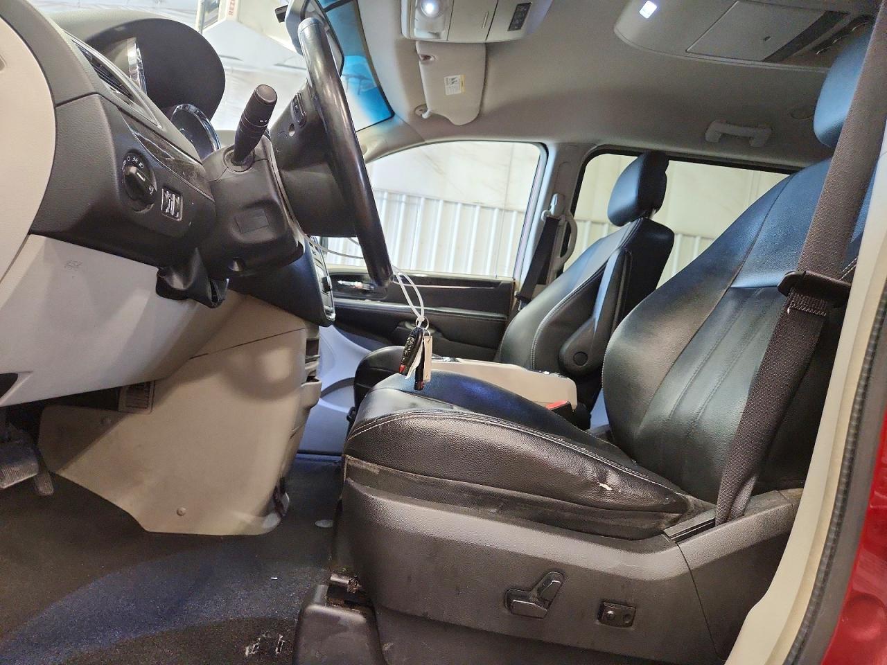 2014 Chrysler Town & Country Touring Red vin: 2C4RC1BG3ER467067