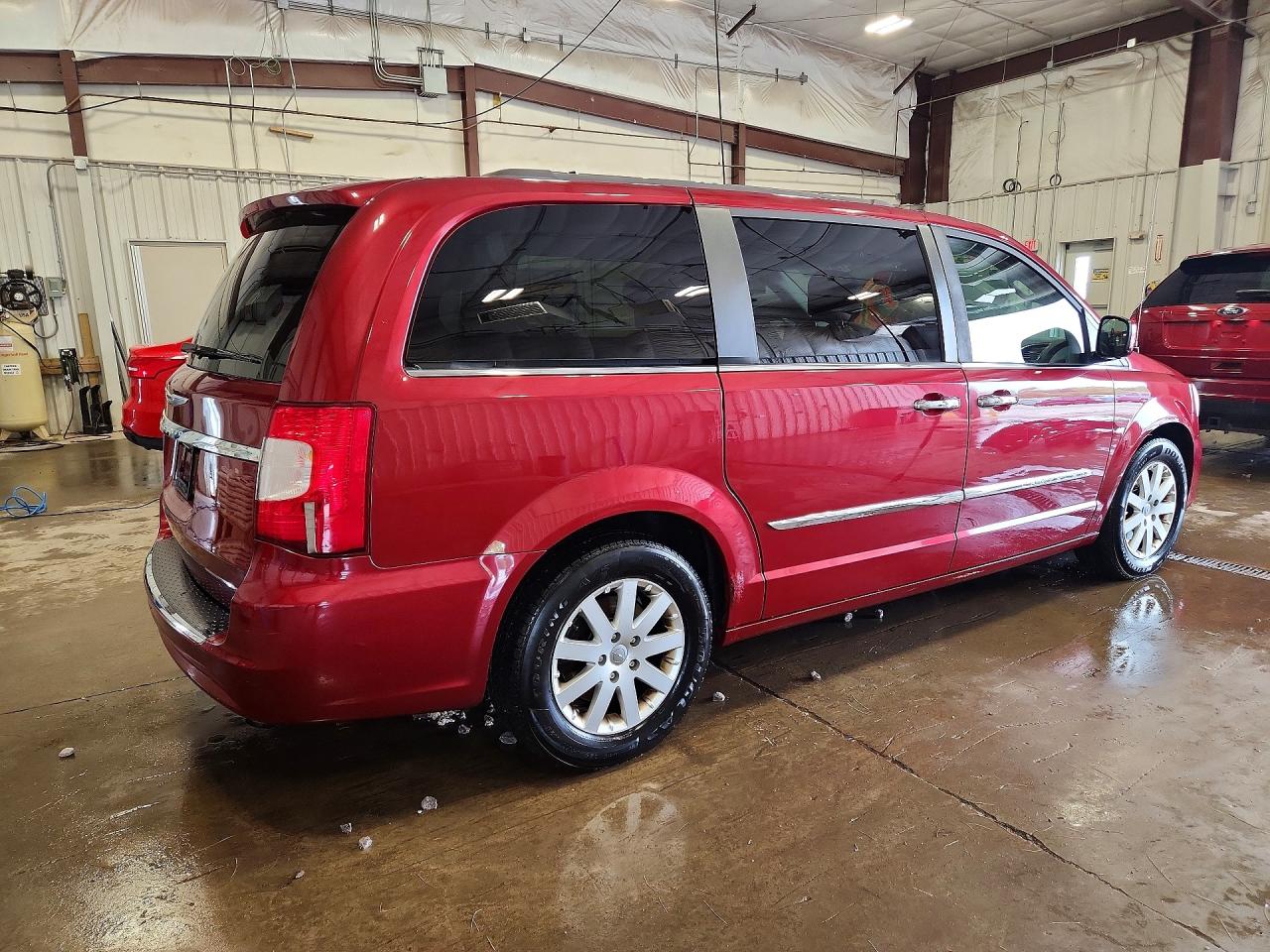 2014 Chrysler Town & Country Touring Red vin: 2C4RC1BG3ER467067