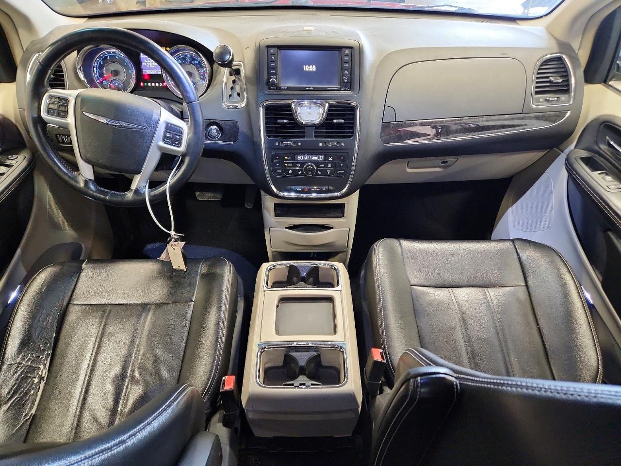 2014 Chrysler Town & Country Touring Red vin: 2C4RC1BG3ER467067