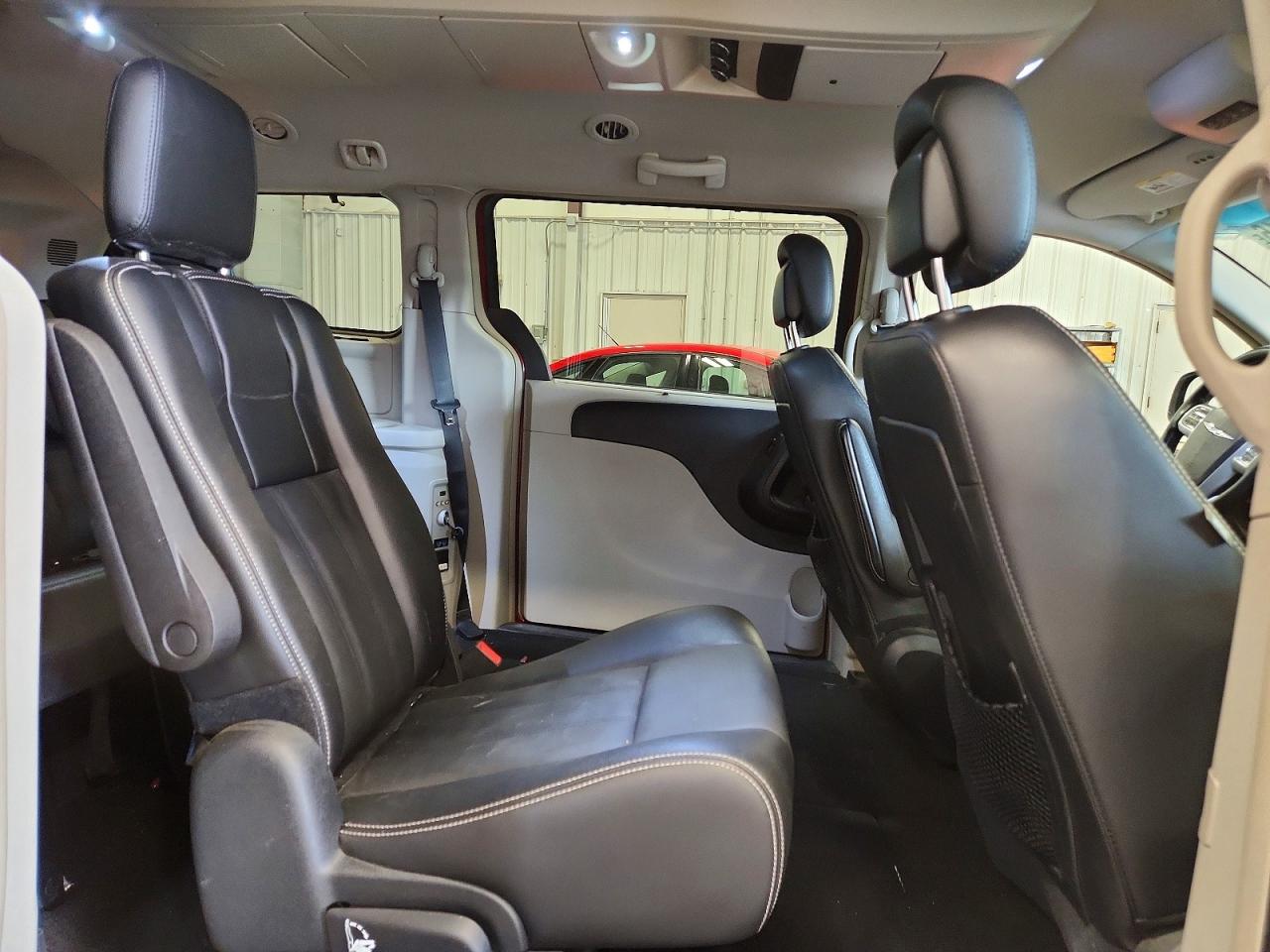2014 Chrysler Town & Country Touring Red vin: 2C4RC1BG3ER467067