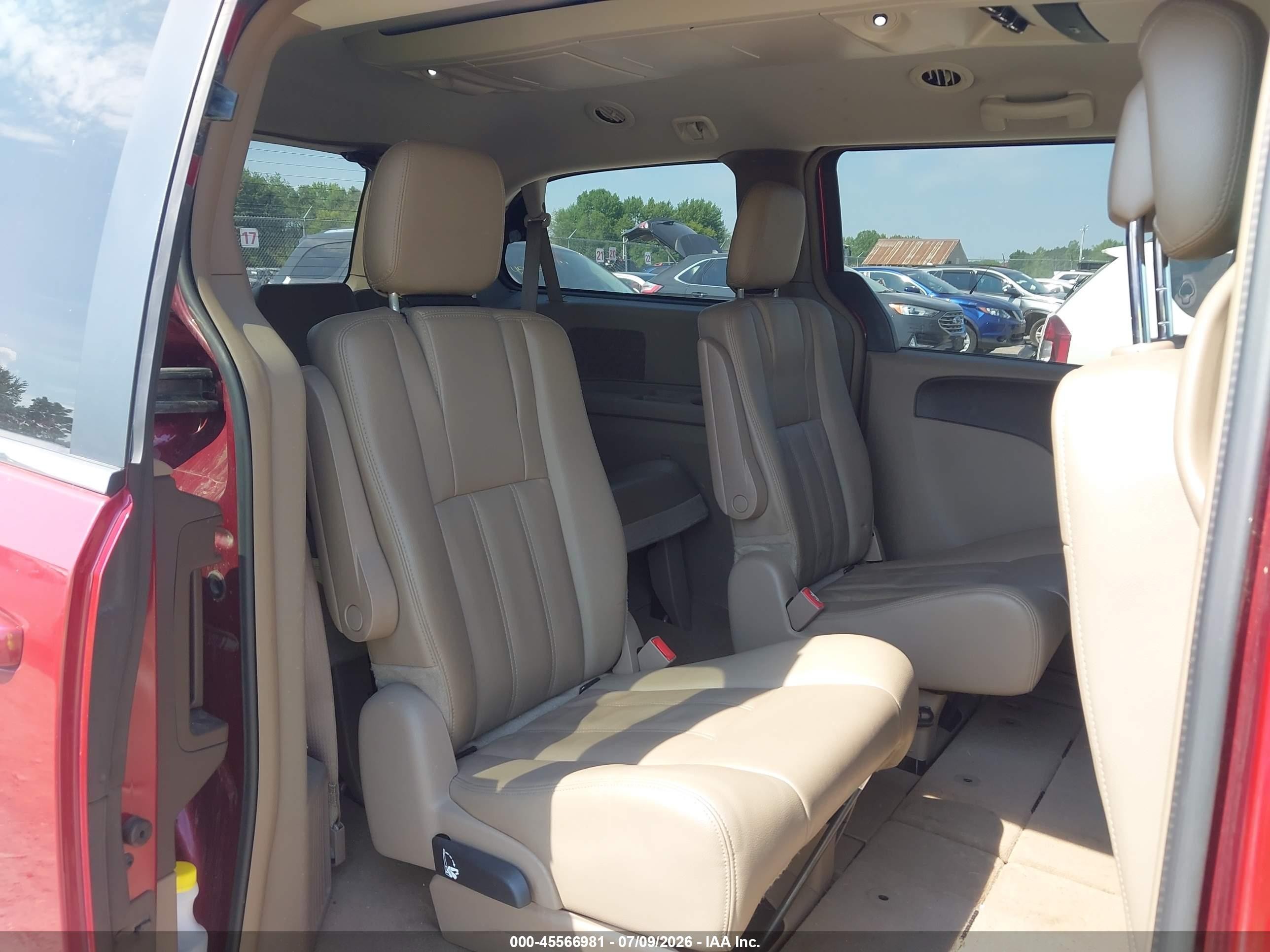 2015 Chrysler Town & Country Touring Red vin: 2C4RC1BG3FR696219