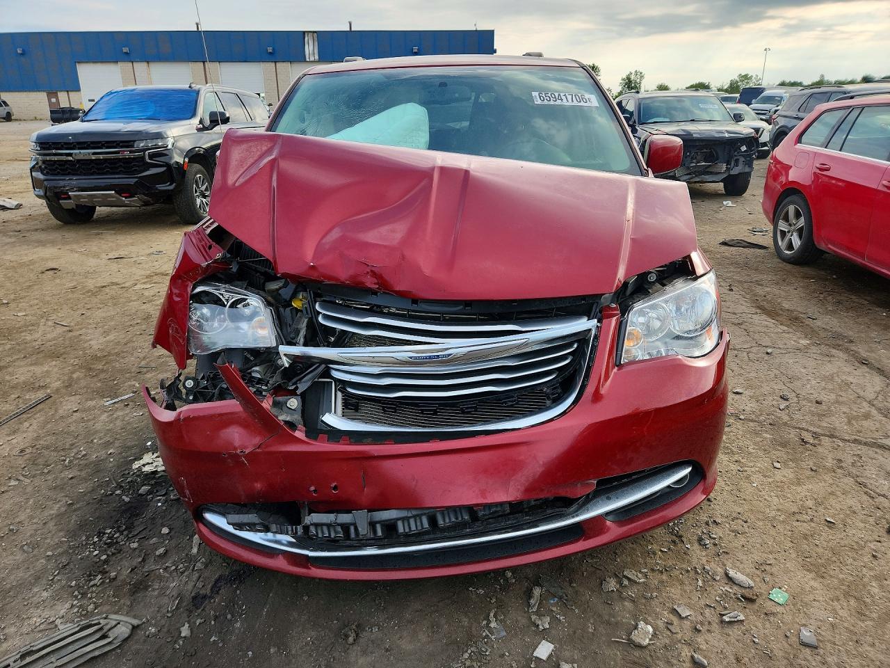 2015 Chrysler Town & Country Touring Red vin: 2C4RC1BG3FR697368