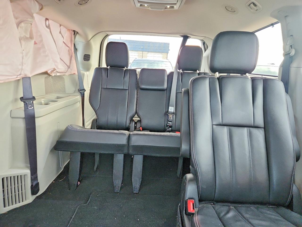 2015 Chrysler Town & Country Touring Red vin: 2C4RC1BG3FR697368