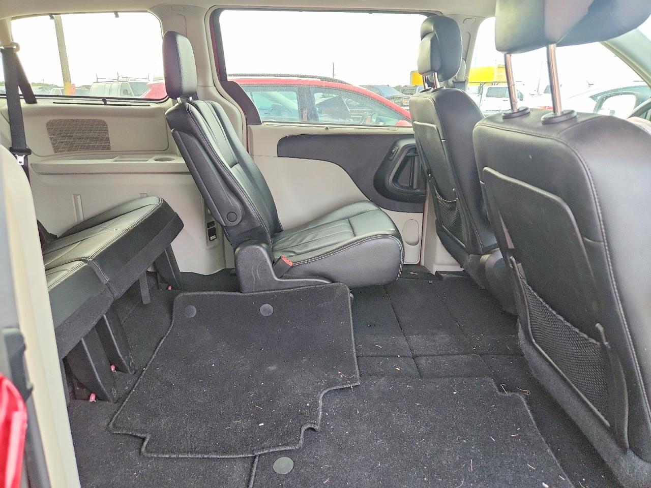 2015 Chrysler Town & Country Touring Red vin: 2C4RC1BG3FR697368