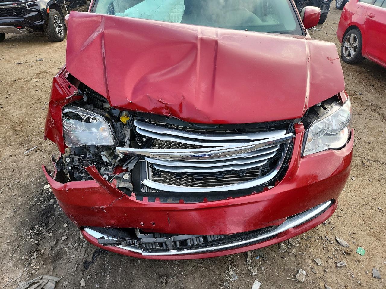 2015 Chrysler Town & Country Touring Red vin: 2C4RC1BG3FR697368
