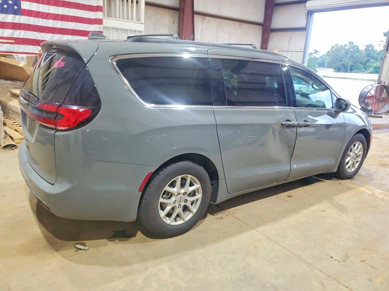 2022 Chrysler Pacifica Touring L Gray vin: 2C4RC1BG3NR125747