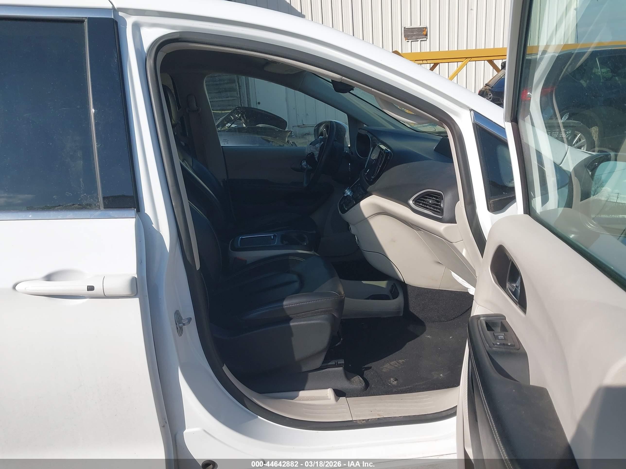 2023 Chrysler Pacifica Touring L White vin: 2C4RC1BG3PR521373