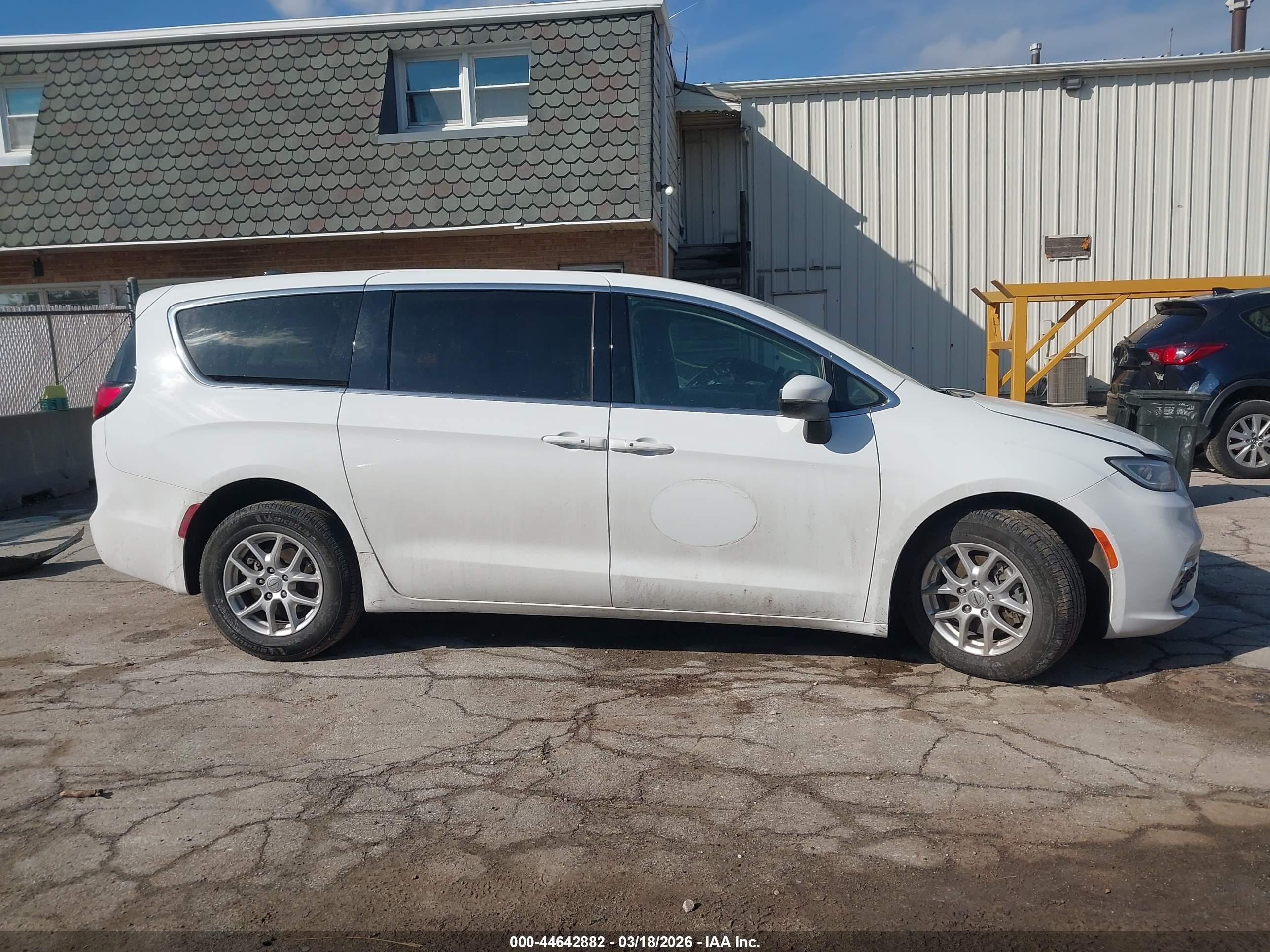 2023 Chrysler Pacifica Touring L White vin: 2C4RC1BG3PR521373