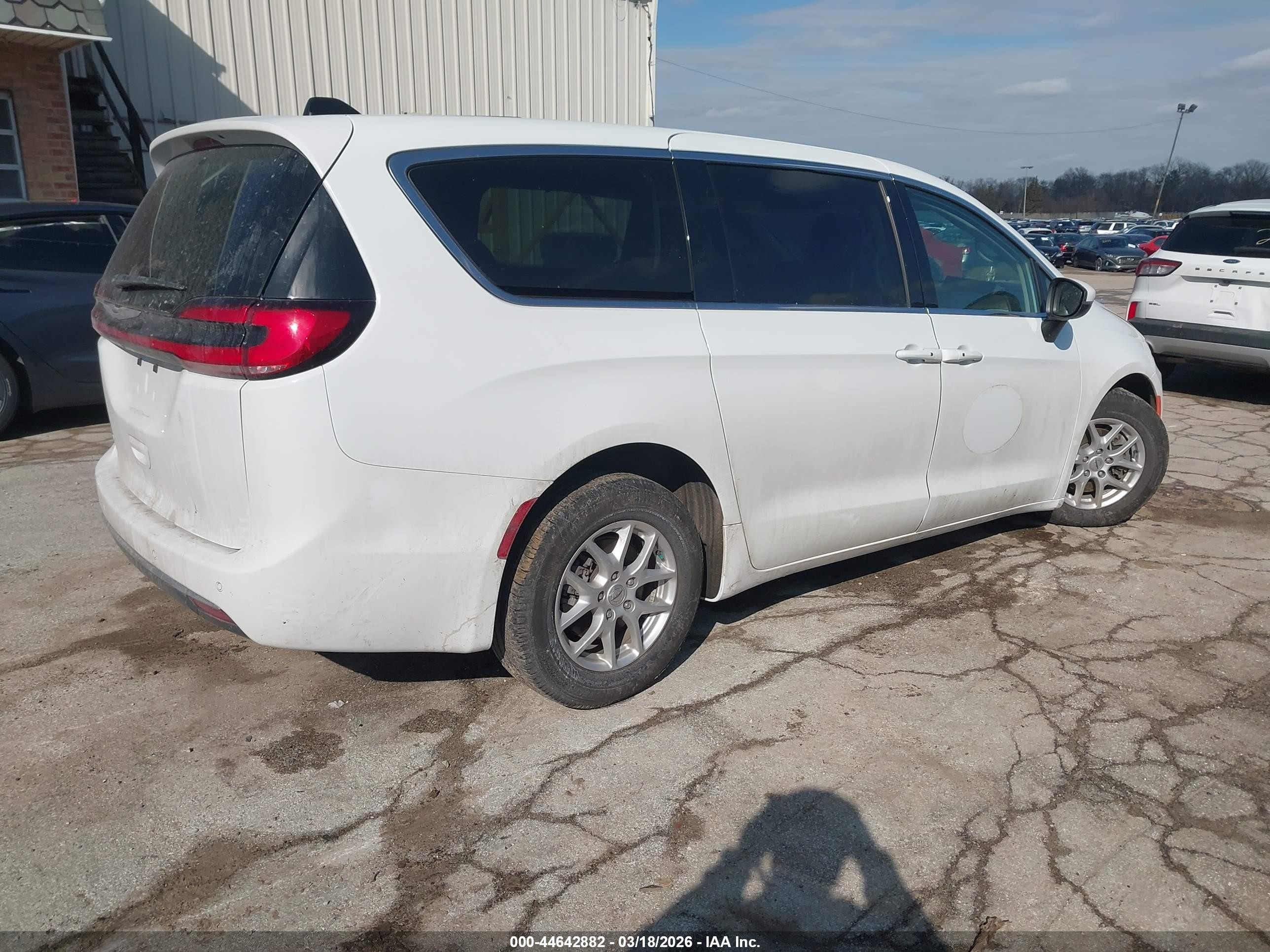 2023 Chrysler Pacifica Touring L White vin: 2C4RC1BG3PR521373